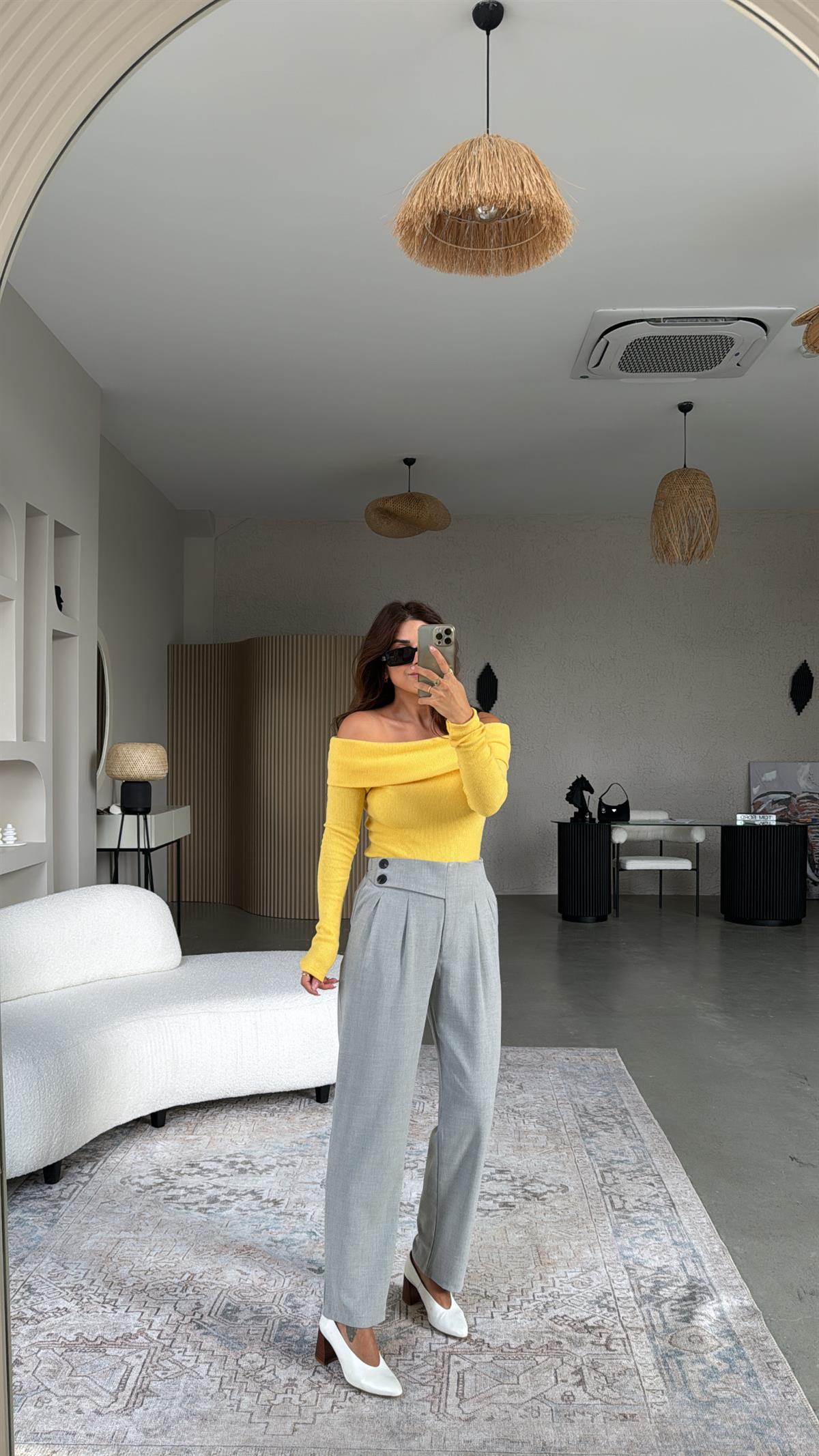 Gri Beli Düğme Detaylı Kumaş Pantolon