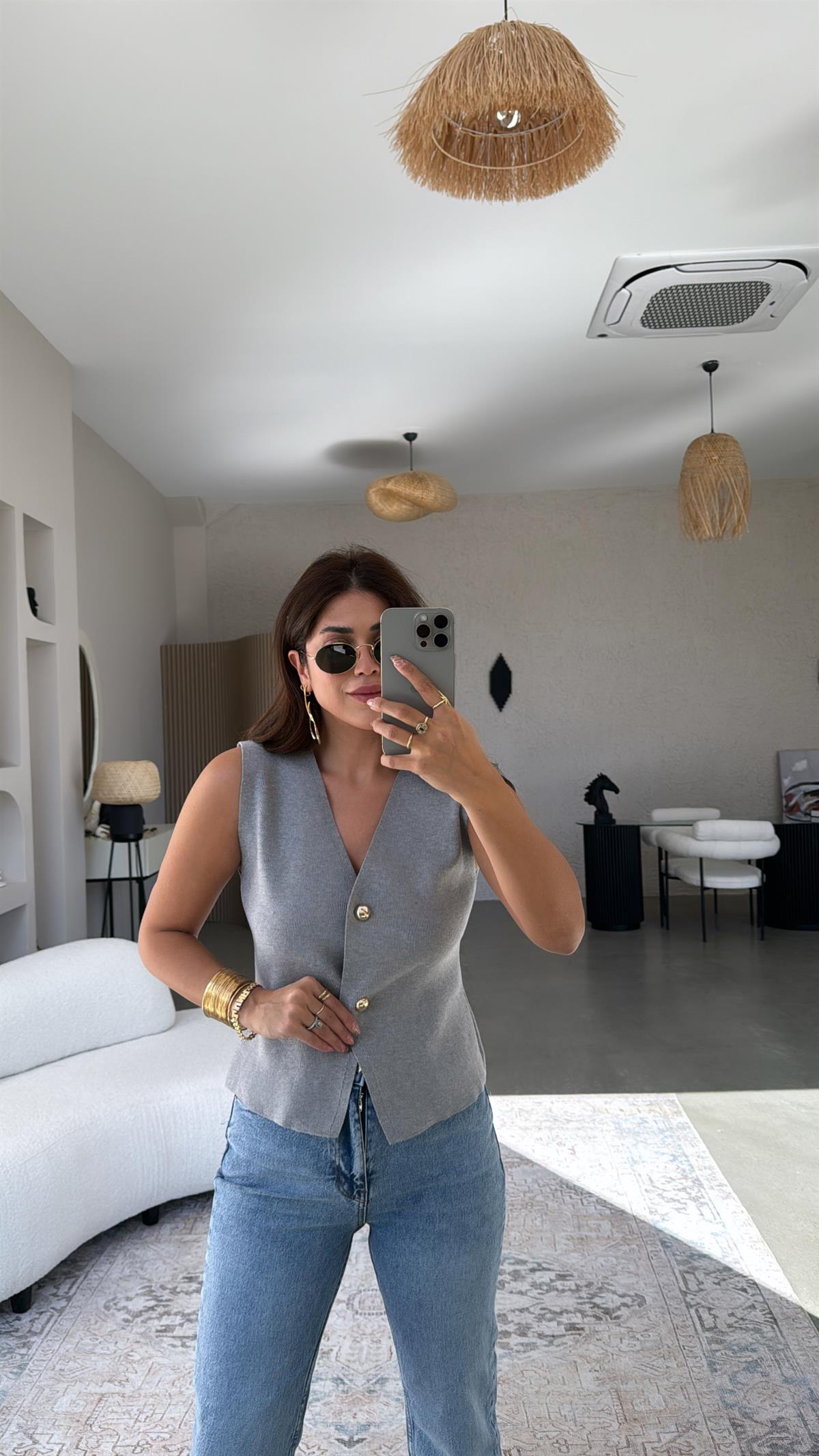 Gri Büyük Düğmeli Triko Yelek