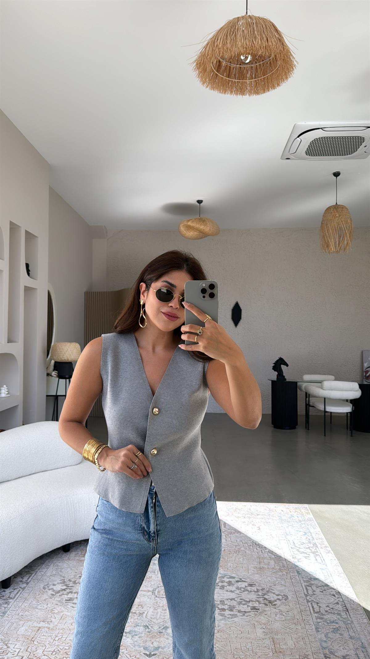 Gri Büyük Düğmeli Triko Yelek