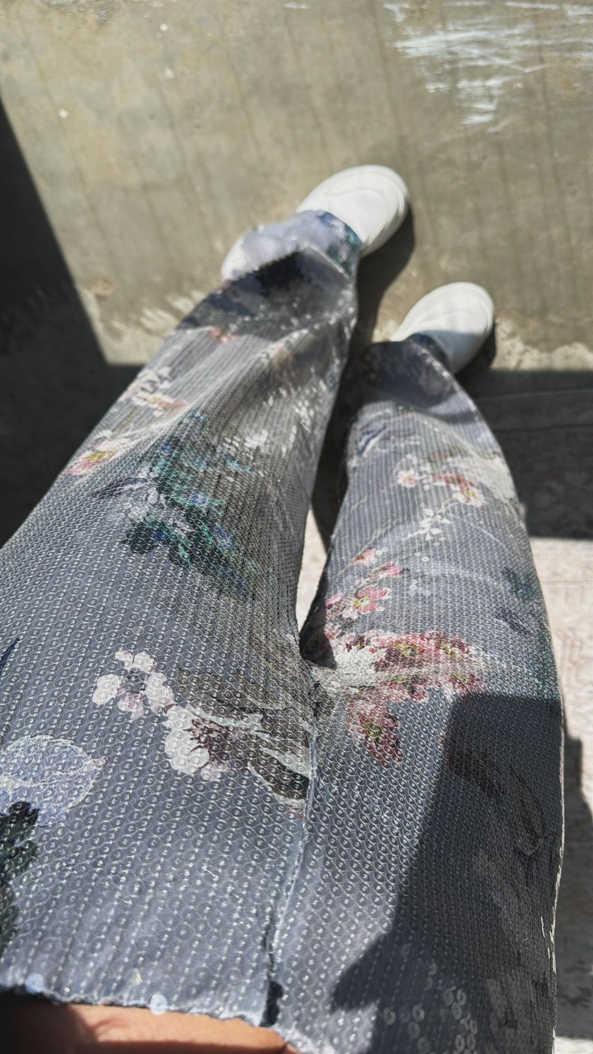 Gri Çiçek Baskılı Payet Pantolon