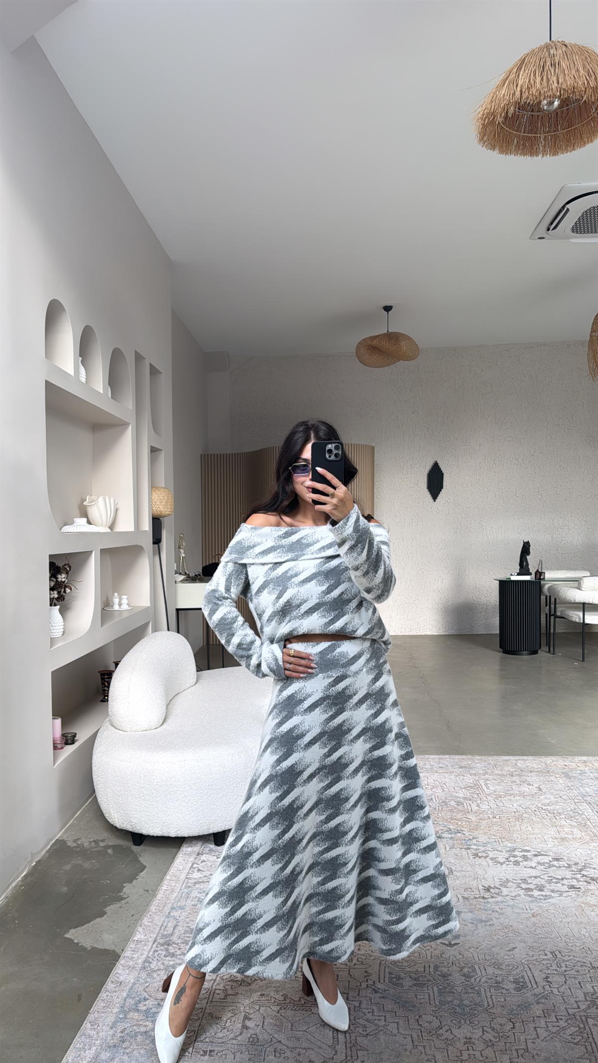 Gri Desenli Madonna Yumoş Etekli Takım