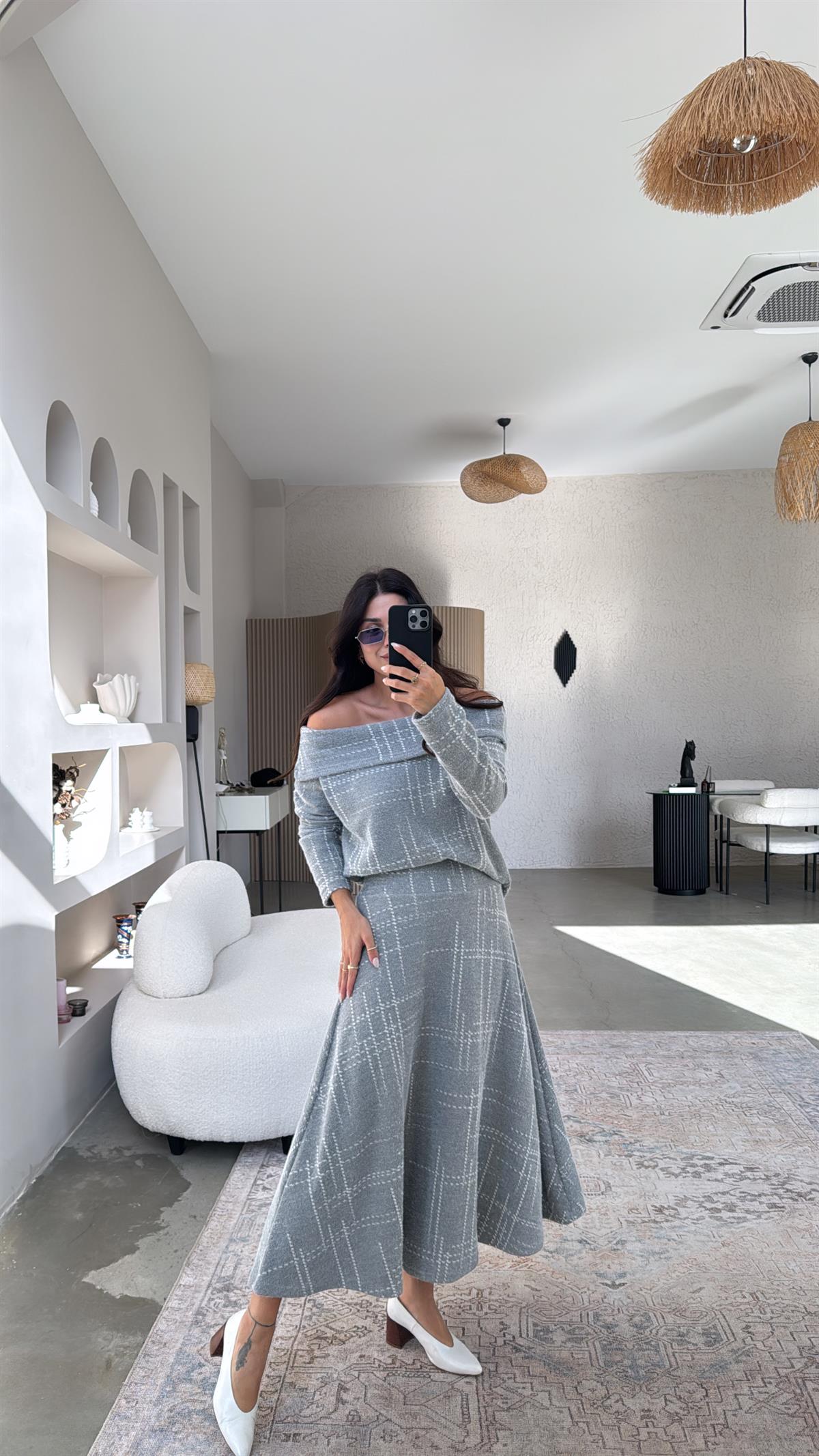 Gri Dikey Çizgili Desenli Madonna Yumoş Etekli Takım