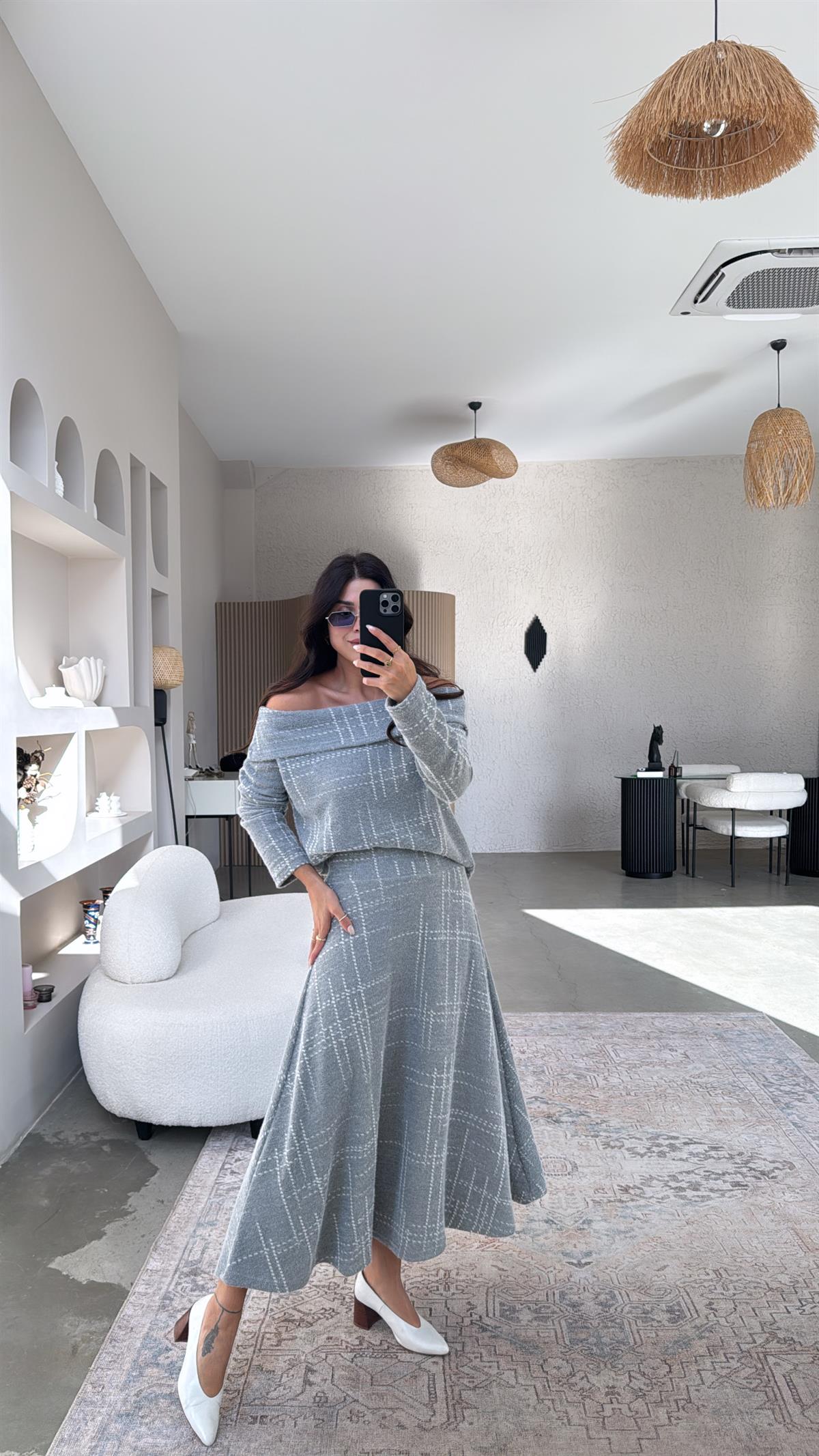 Gri Dikey Çizgili Desenli Madonna Yumoş Etekli Takım