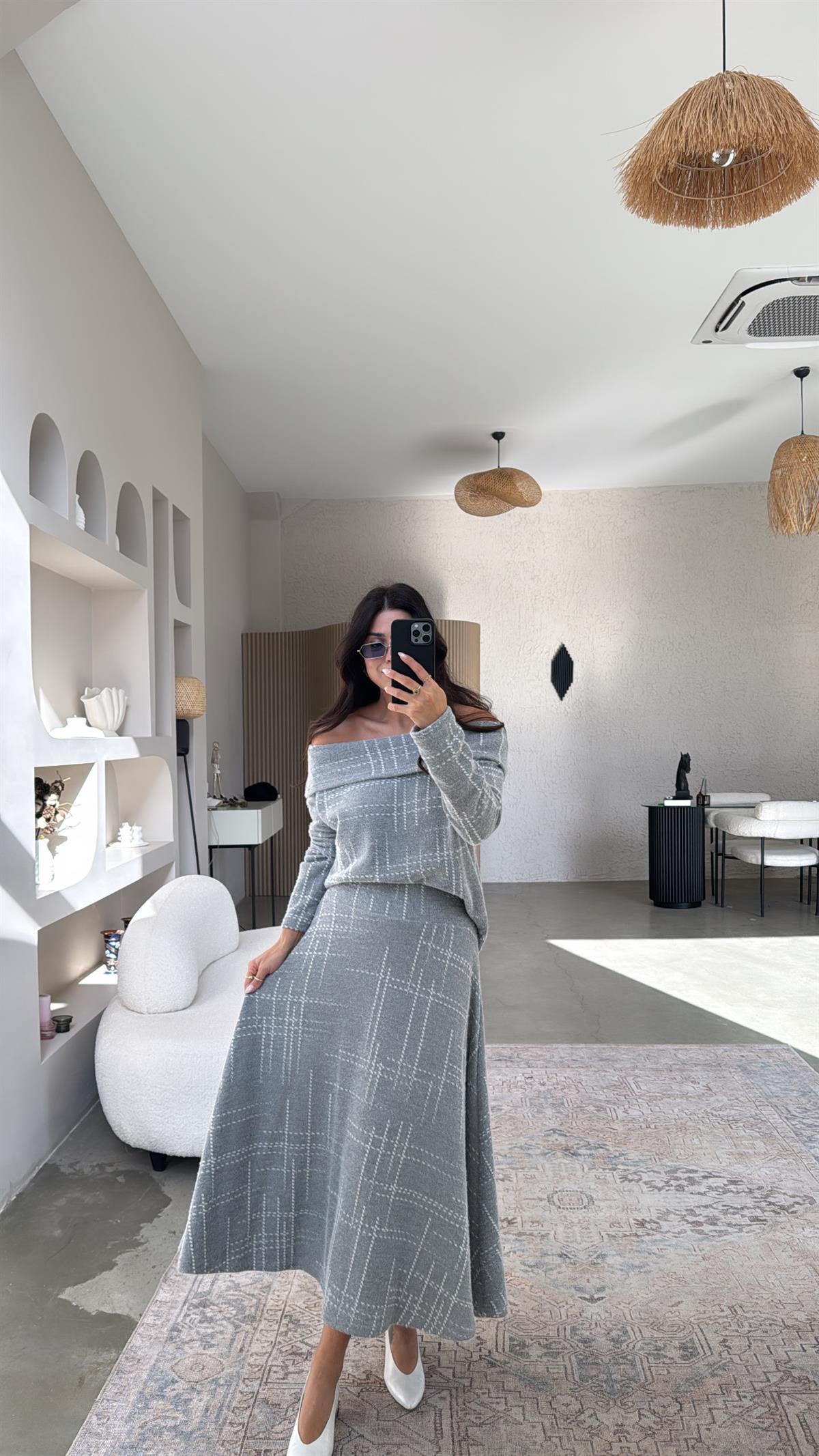 Gri Dikey Çizgili Desenli Madonna Yumoş Etekli Takım