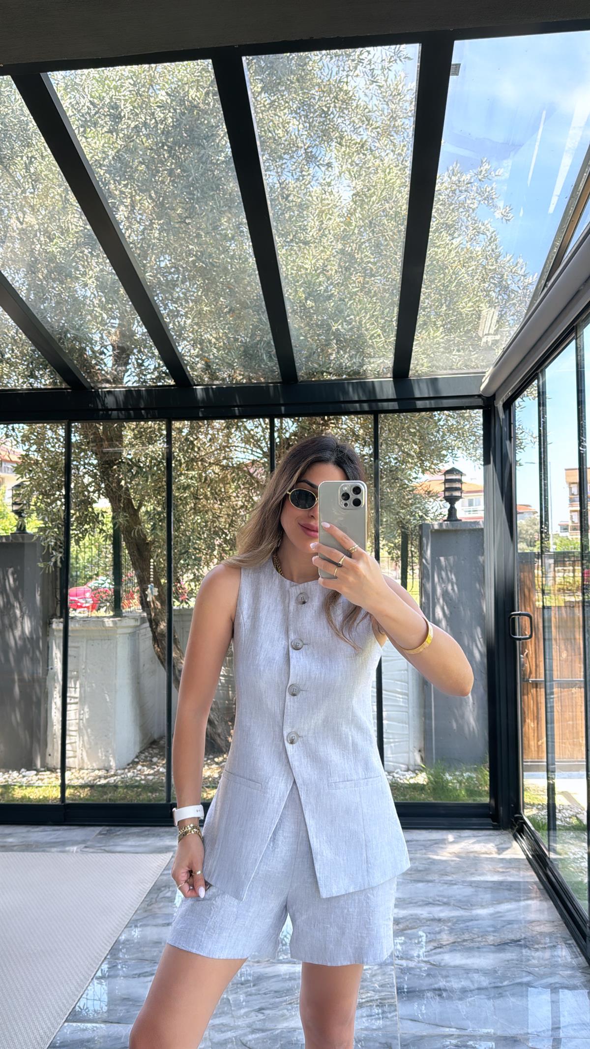 Gri Düğmeli Yelekli Şortlu Takım