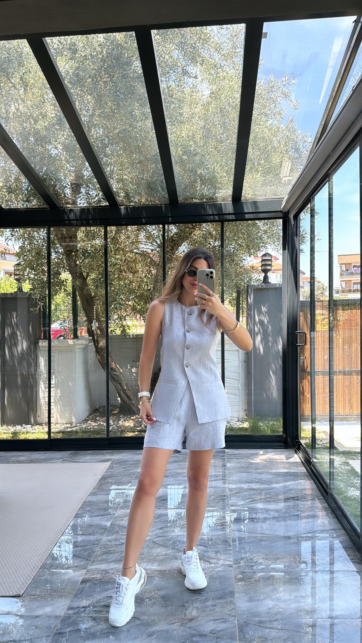 Gri Düğmeli Yelekli Şortlu Takım