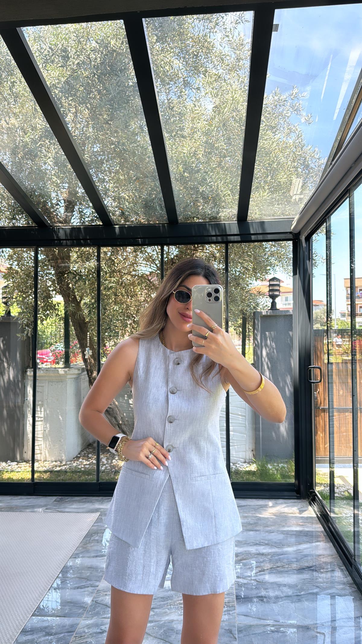 Gri Düğmeli Yelekli Şortlu Takım