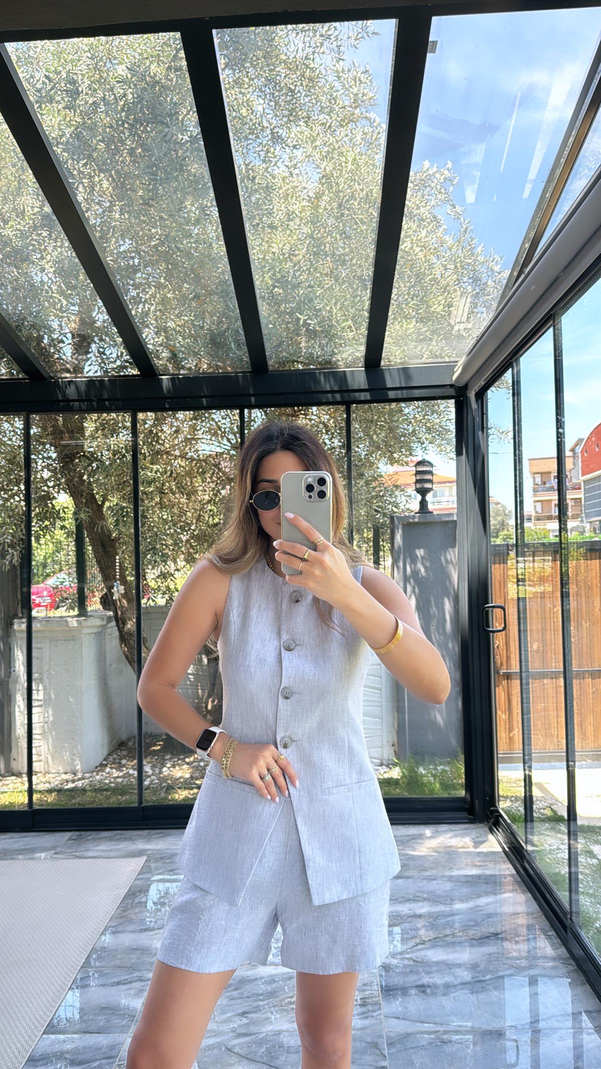 Gri Düğmeli Yelekli Şortlu Takım