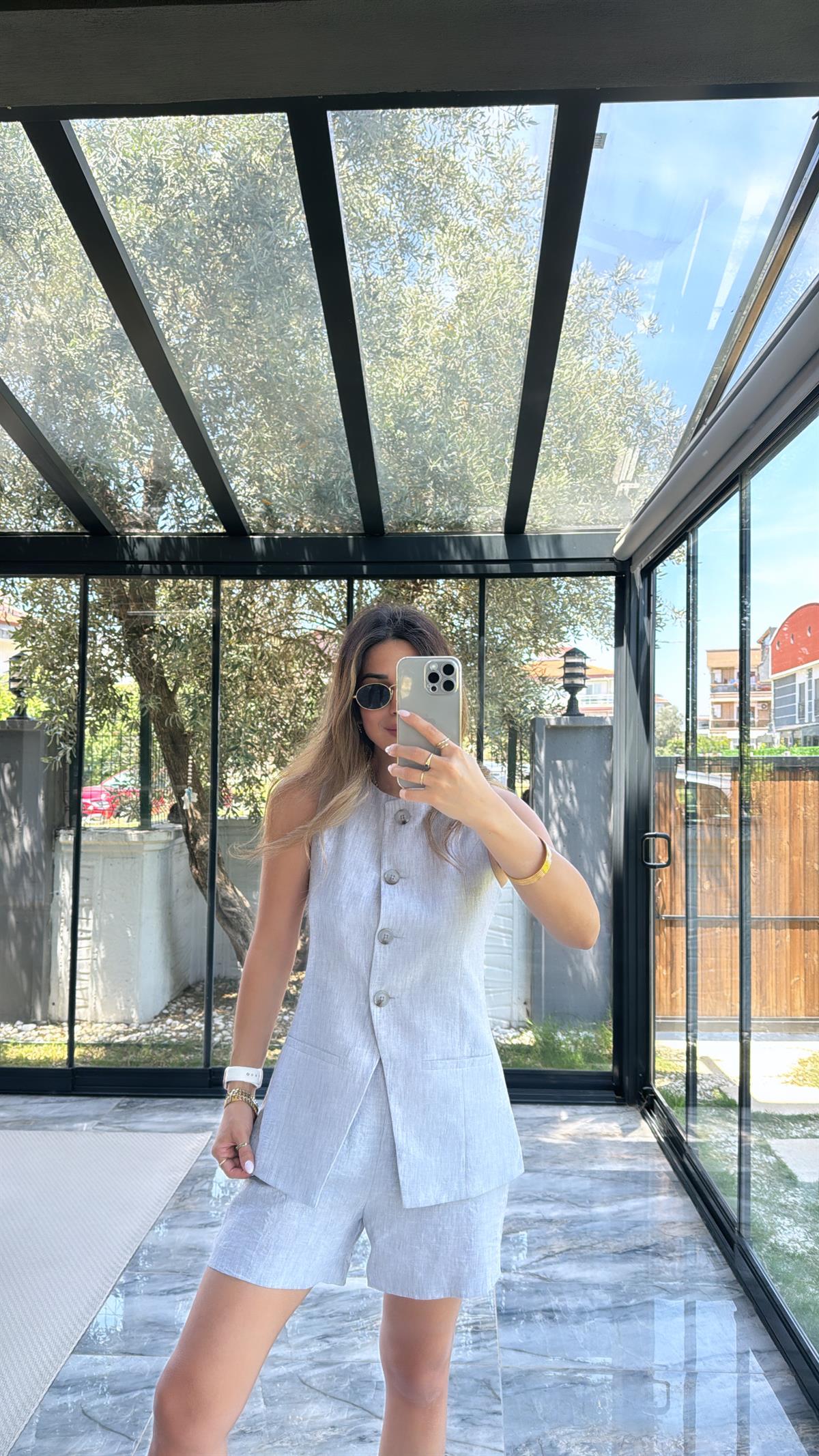 Gri Düğmeli Yelekli Şortlu Takım