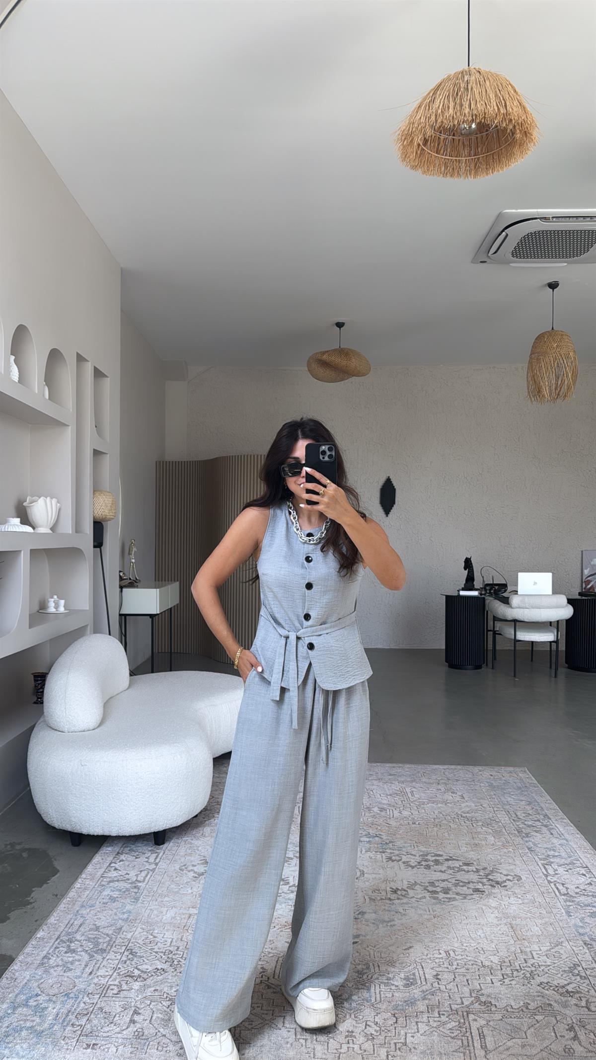 Gri Düğmeli Yelekli Takım