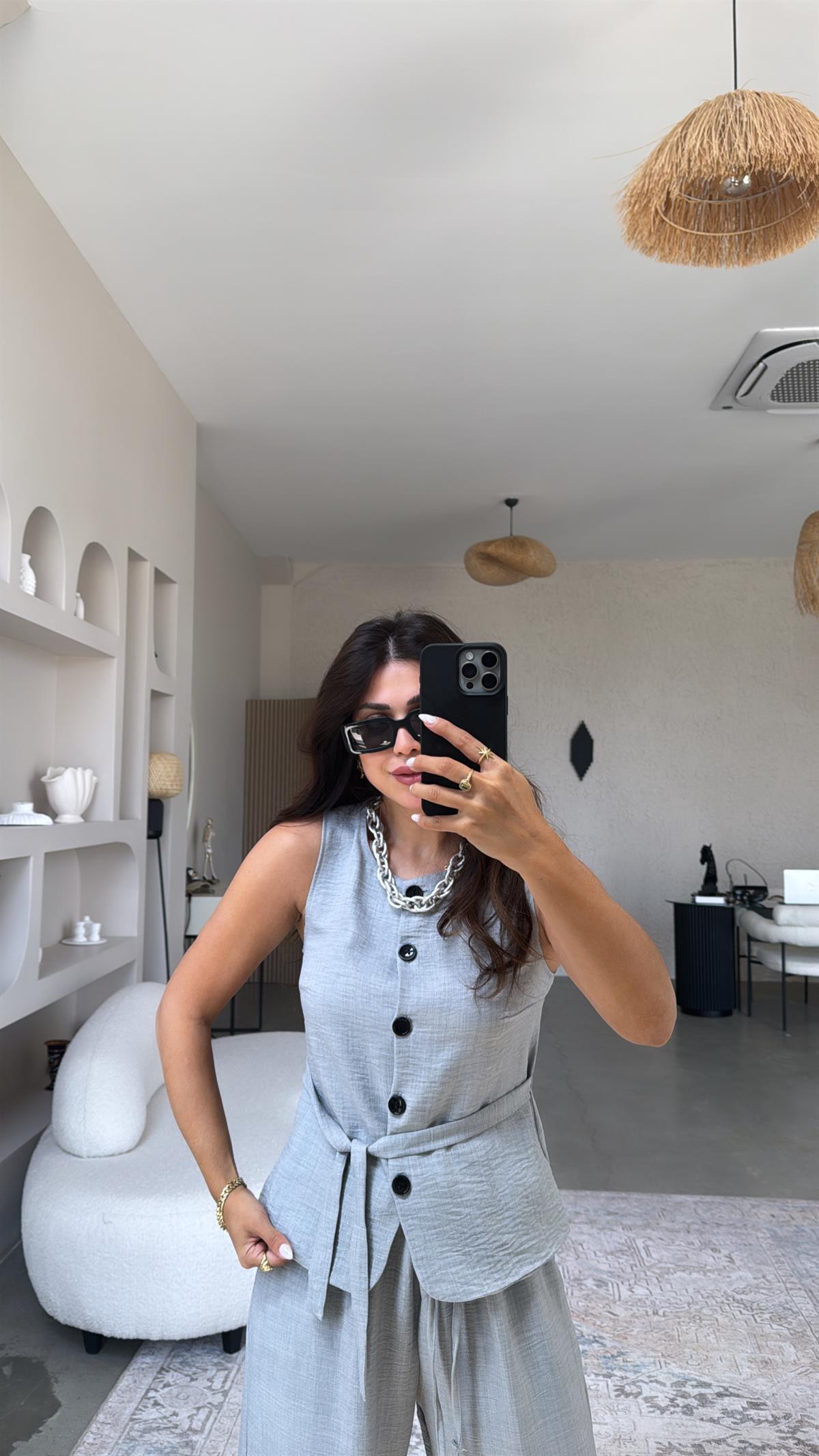 Gri Düğmeli Yelekli Takım