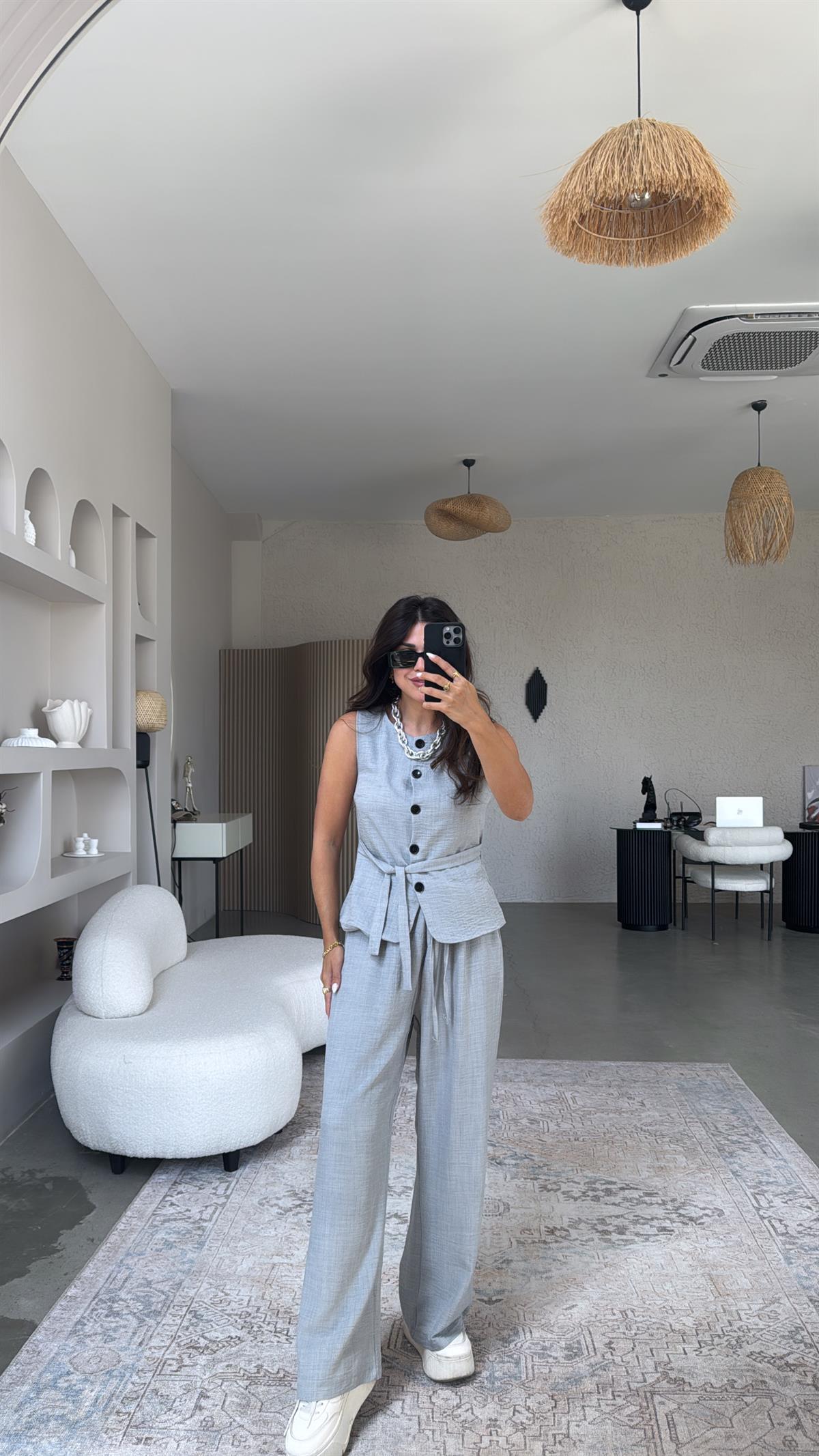 Gri Düğmeli Yelekli Takım