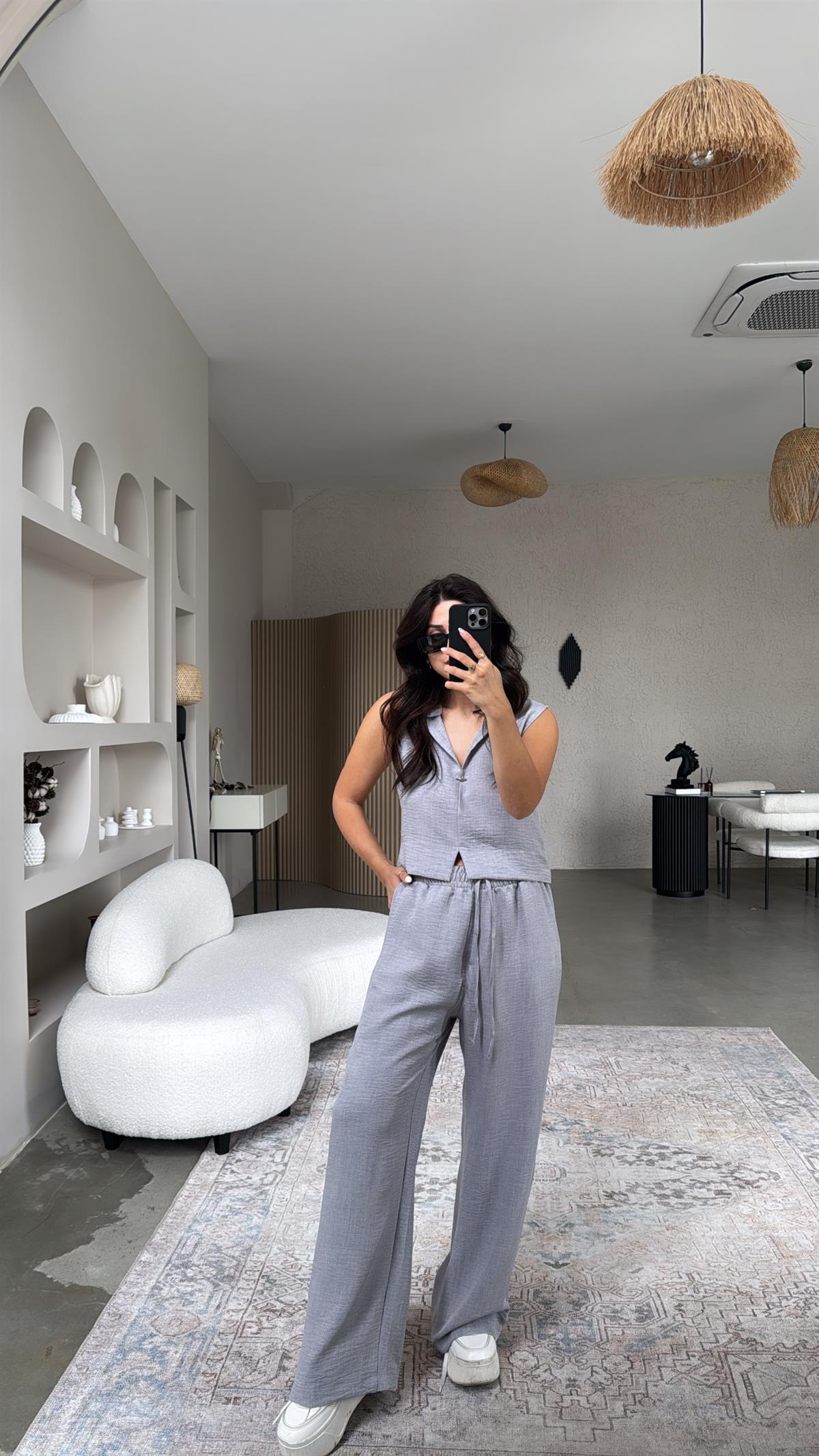 Gri Gümüş Aksesuarlı Pantolon Bluz Takım
