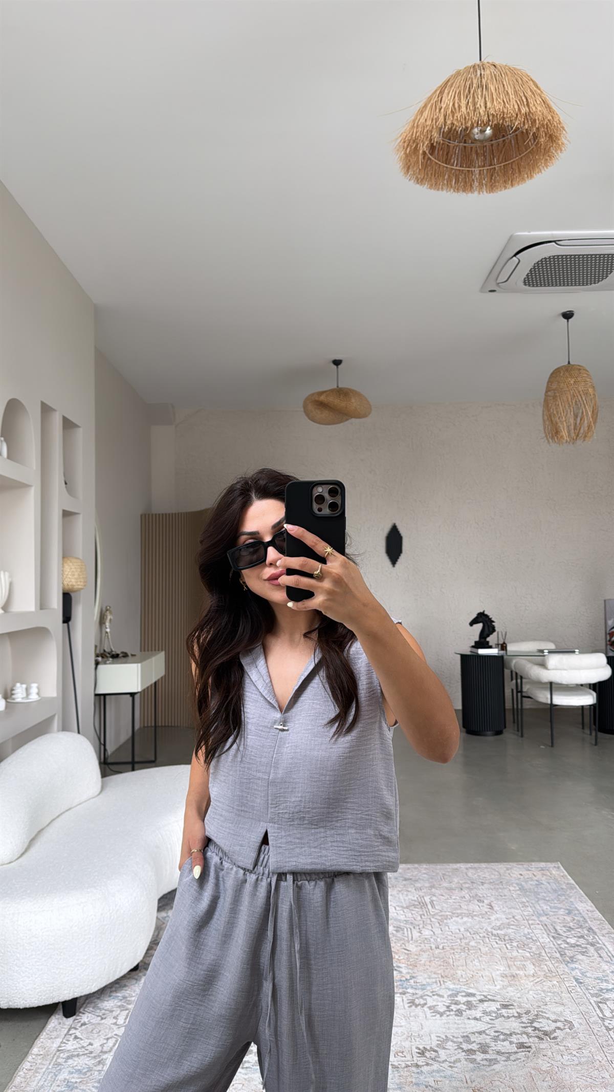 Gri Gümüş Aksesuarlı Pantolon Bluz Takım