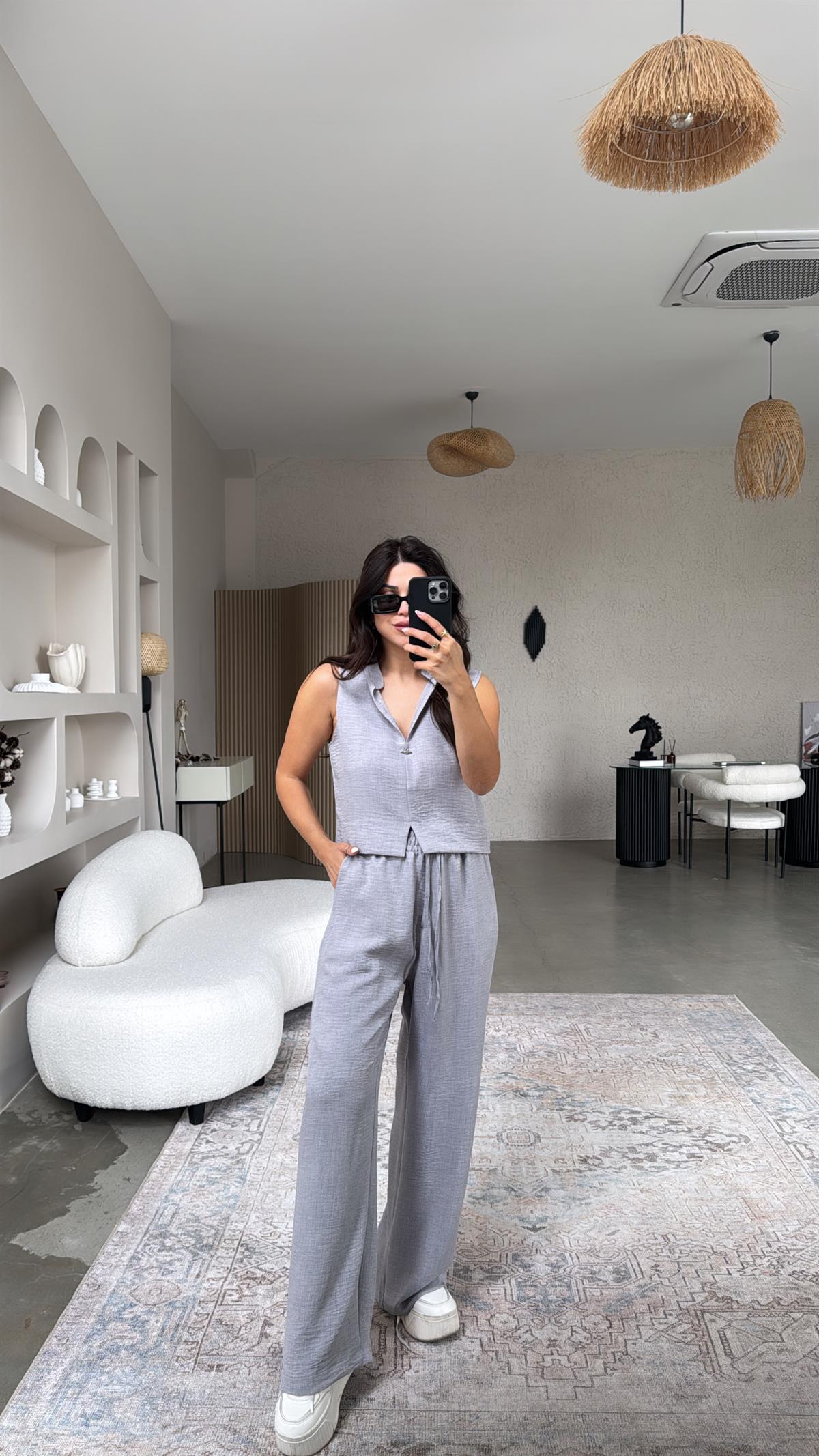 Gri Gümüş Aksesuarlı Pantolon Bluz Takım