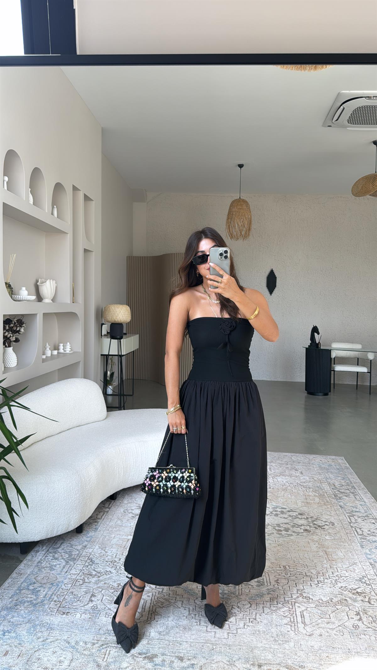Gül Detaylı Siyah Straplez Elbise