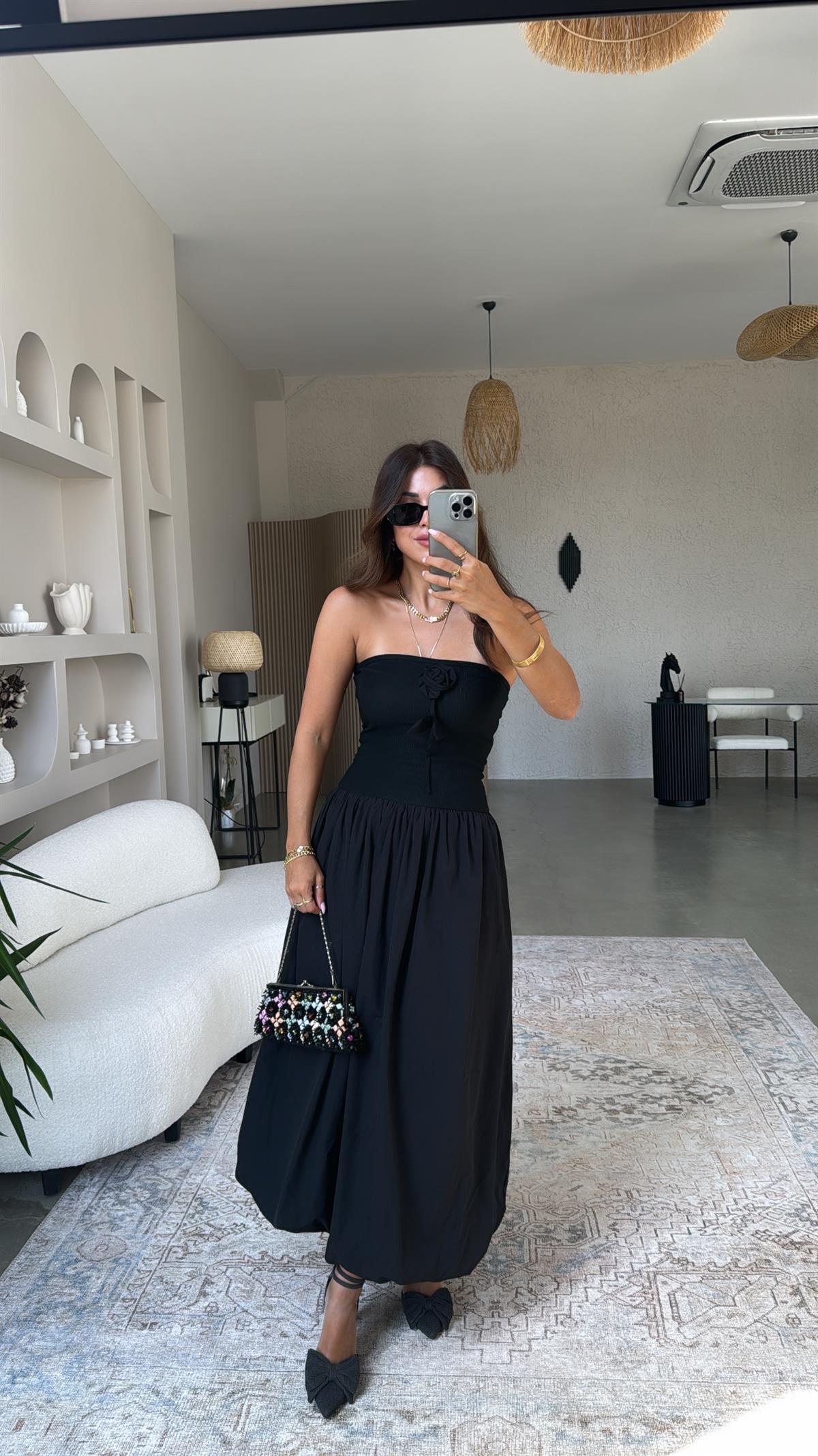 Gül Detaylı Siyah Straplez Elbise