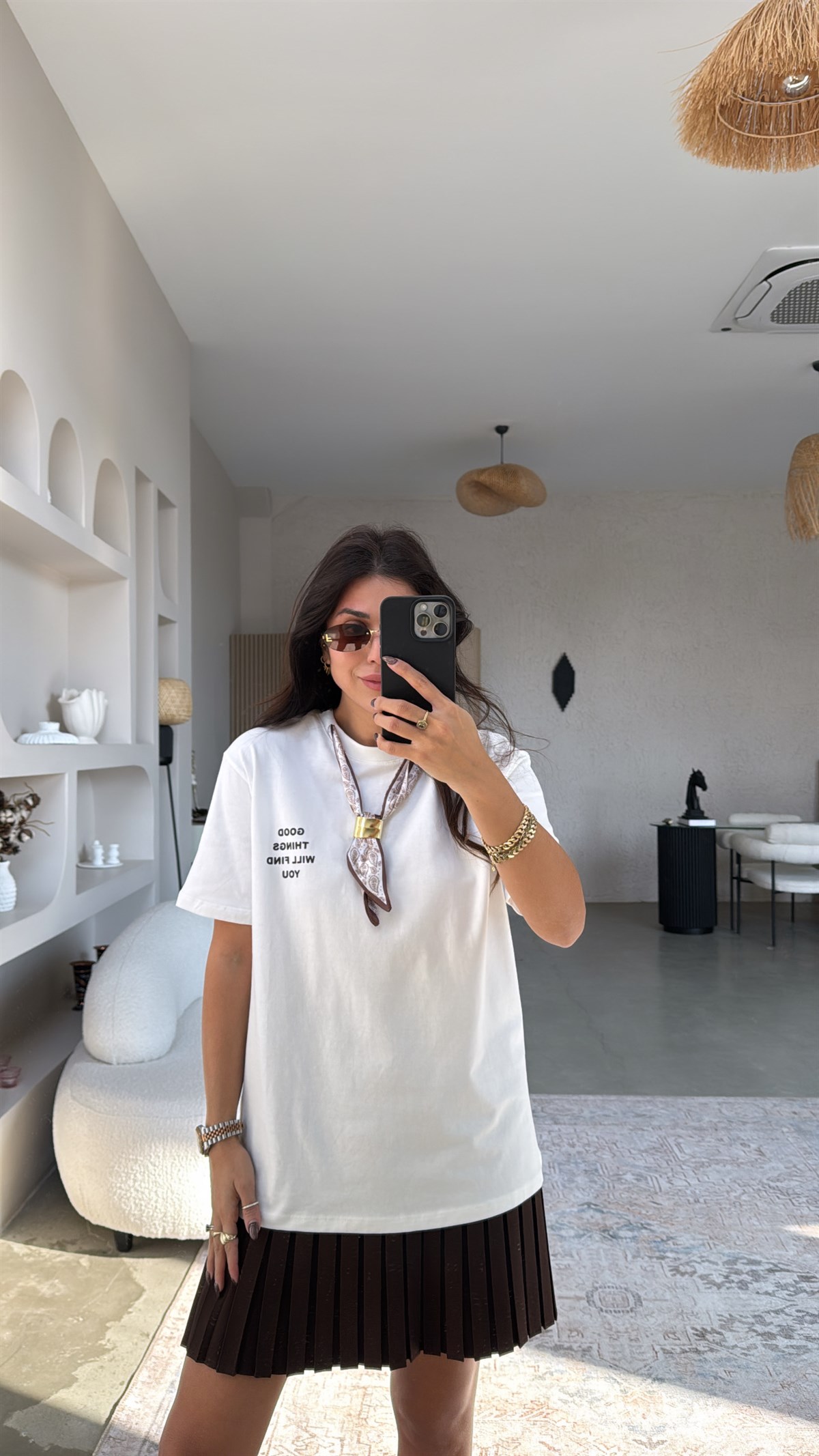 Kahveli Fular Aksesuarlı Beyaz Pamuklu Tshirt