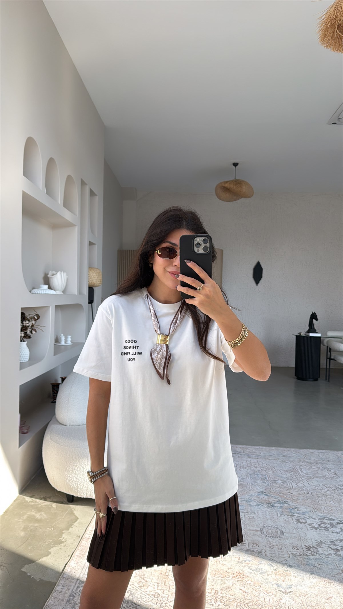Kahveli Fular Aksesuarlı Beyaz Pamuklu Tshirt