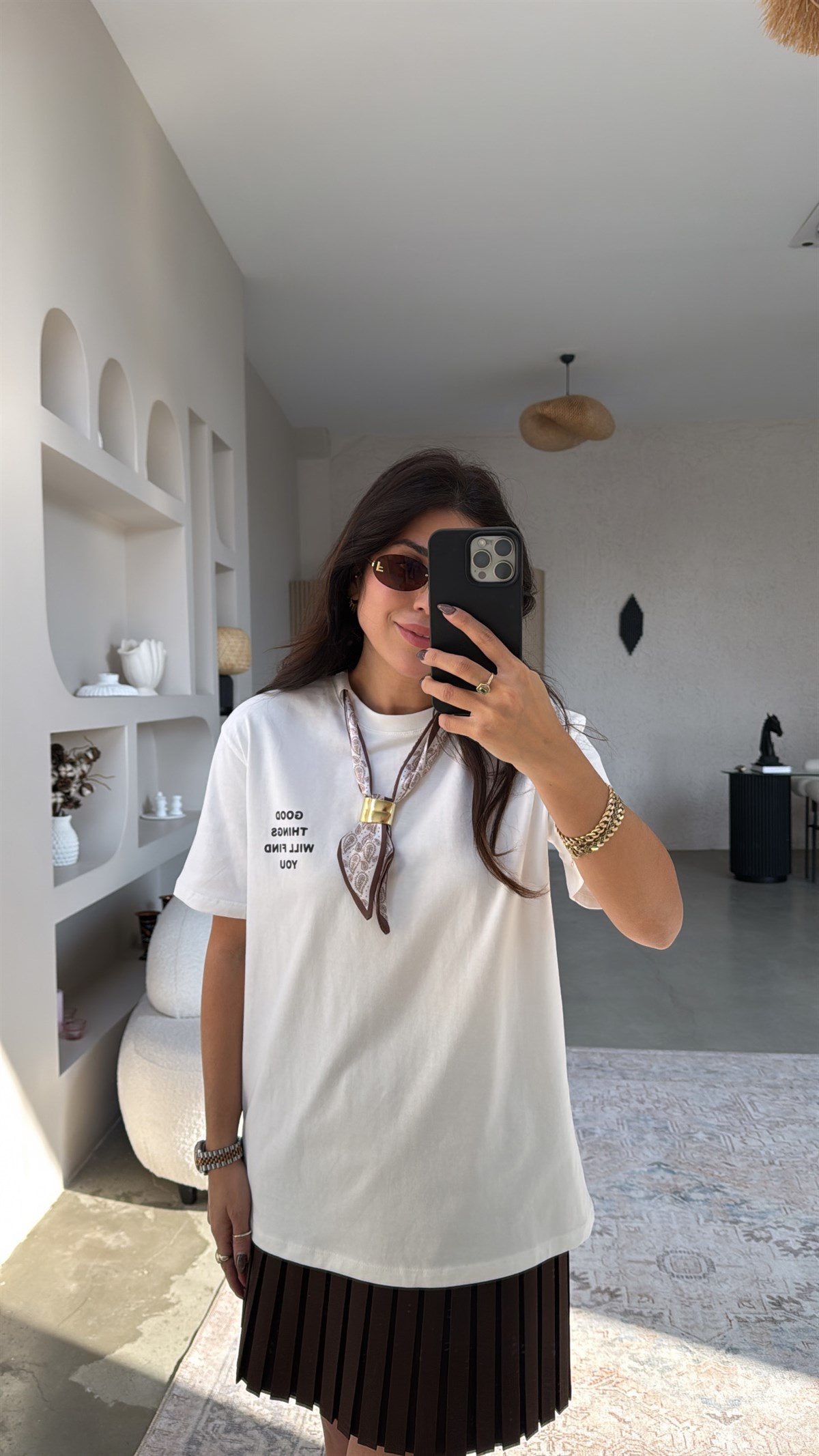 Kahveli Fular Aksesuarlı Beyaz Pamuklu Tshirt