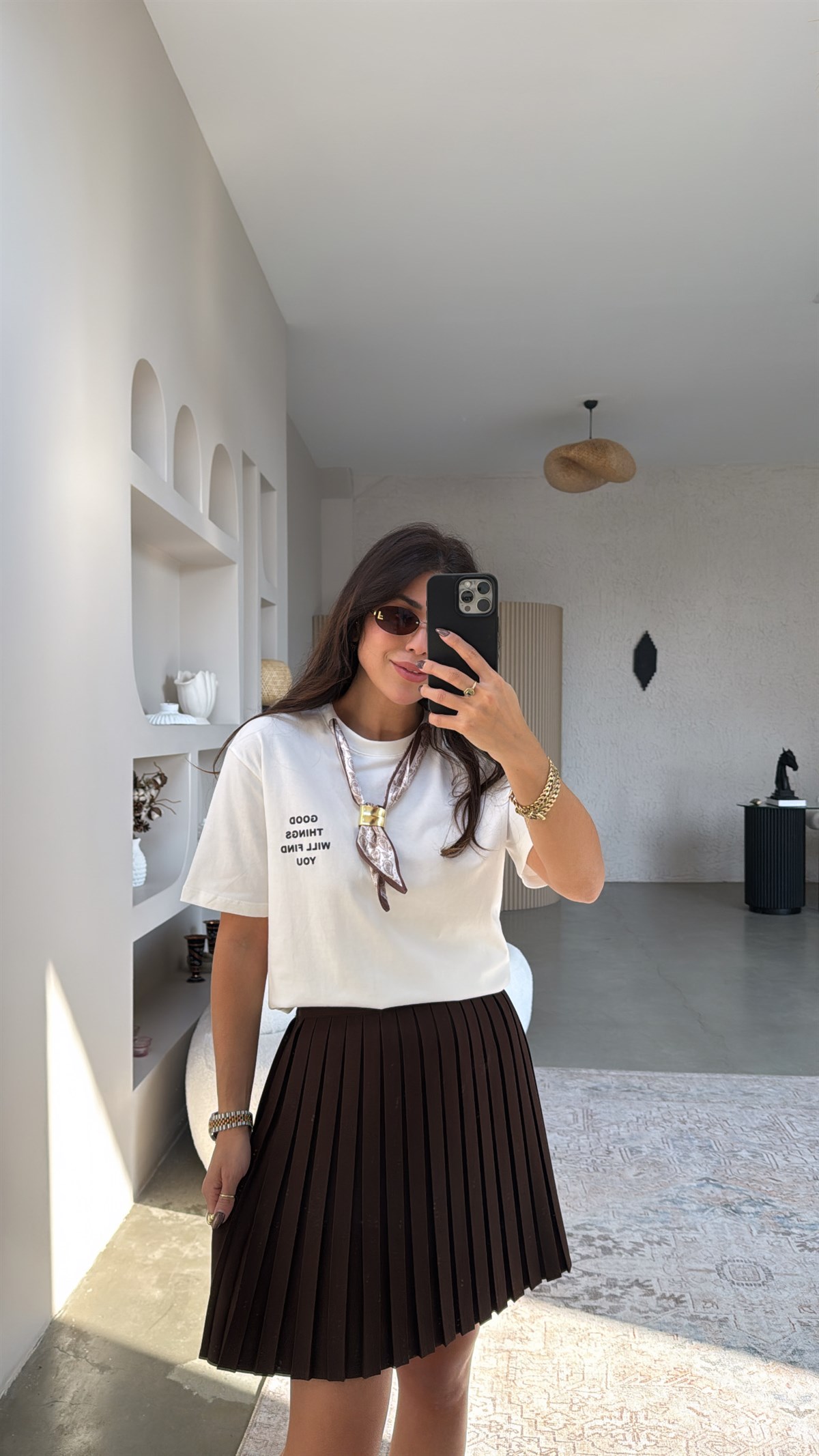 Kahveli Fular Aksesuarlı Beyaz Pamuklu Tshirt