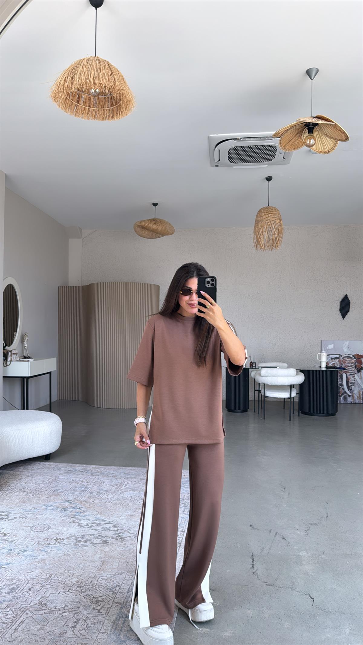 Kahverengi Çift Şeritli Yırtmaçlı Modal Takım