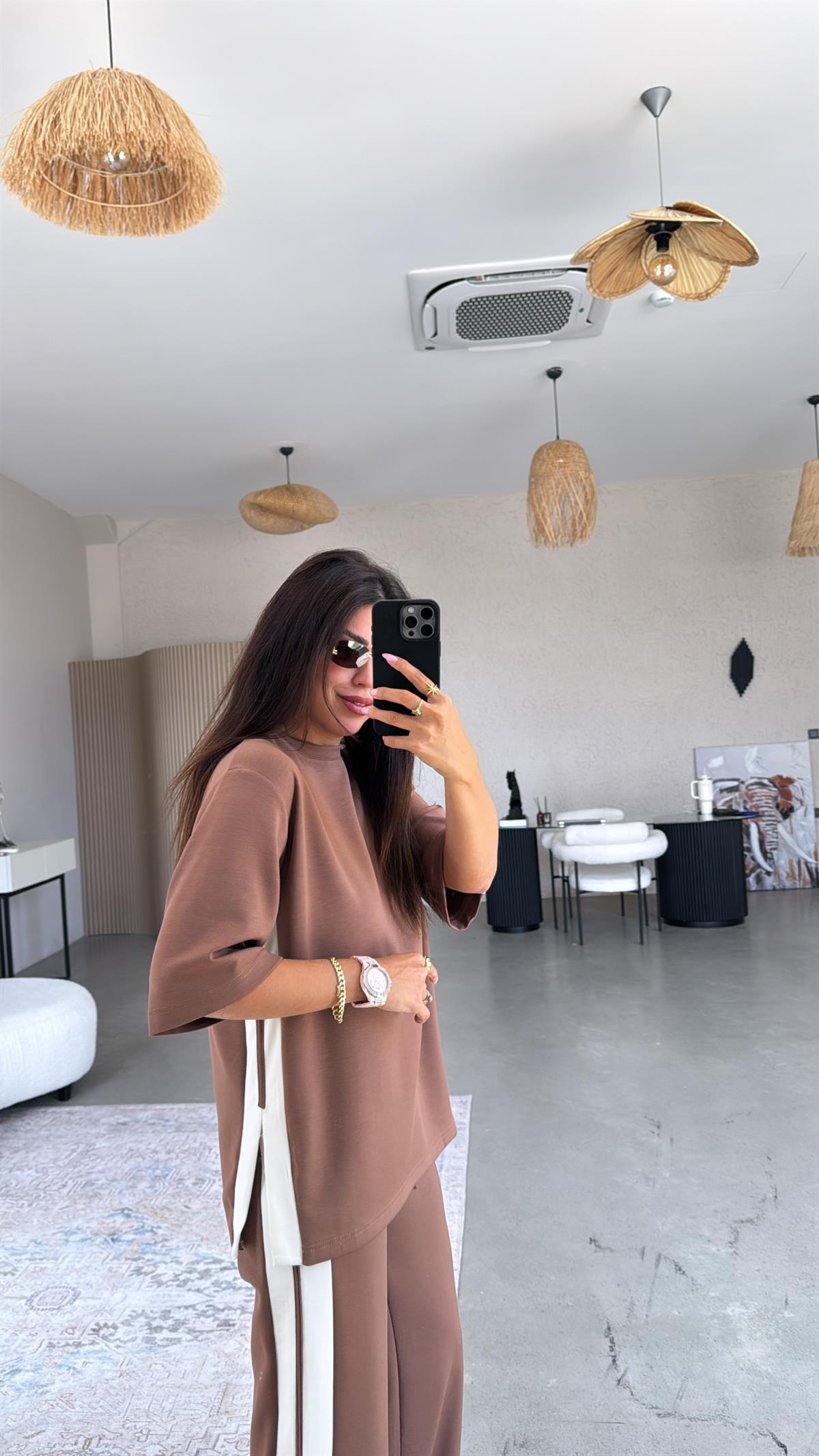 Kahverengi Çift Şeritli Yırtmaçlı Modal Takım