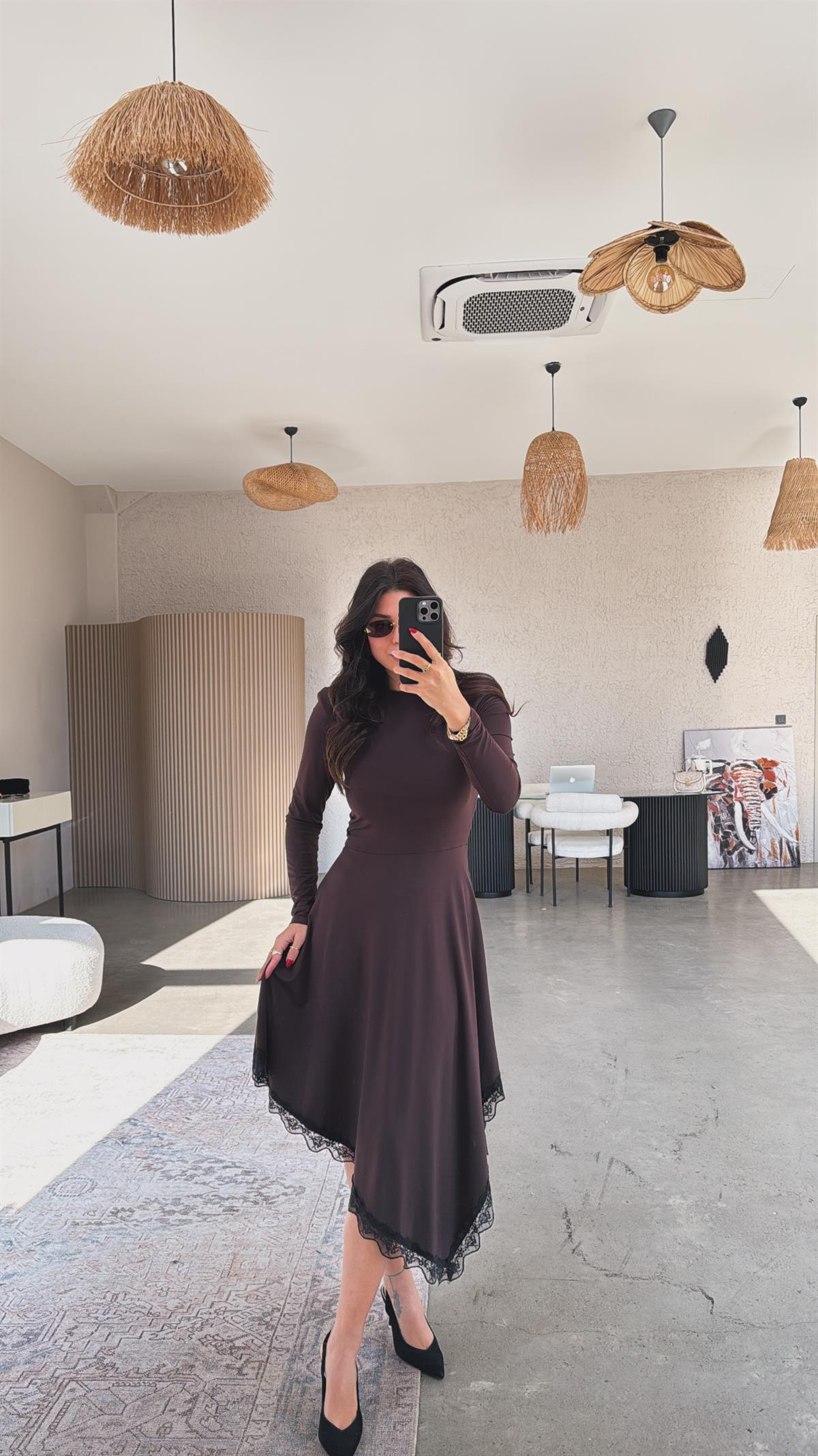Kahverengi Eteği Dantelli Vatkalı Elbise