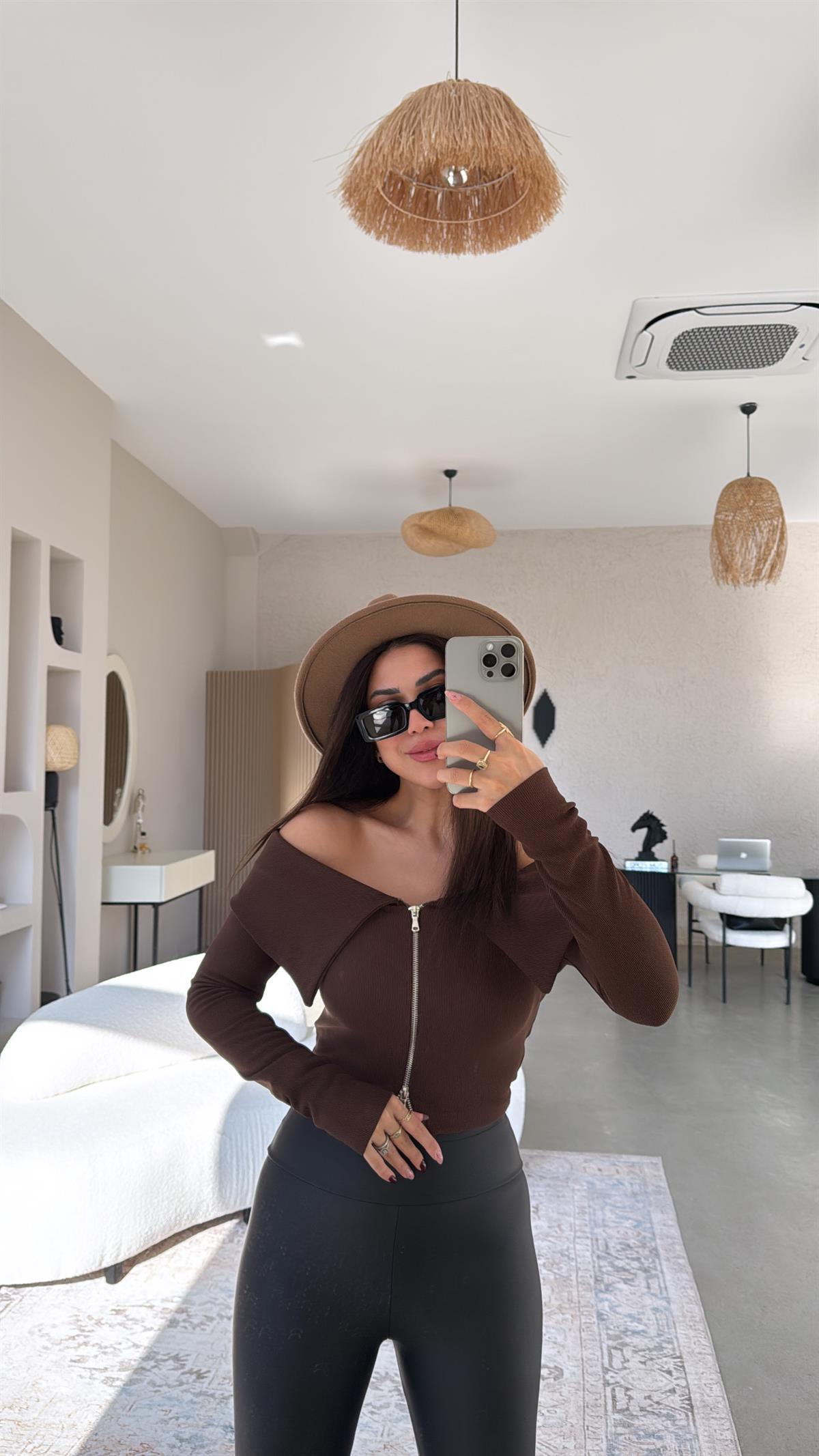 Kahverengi Fermuar Detaylı Madonna Bluz