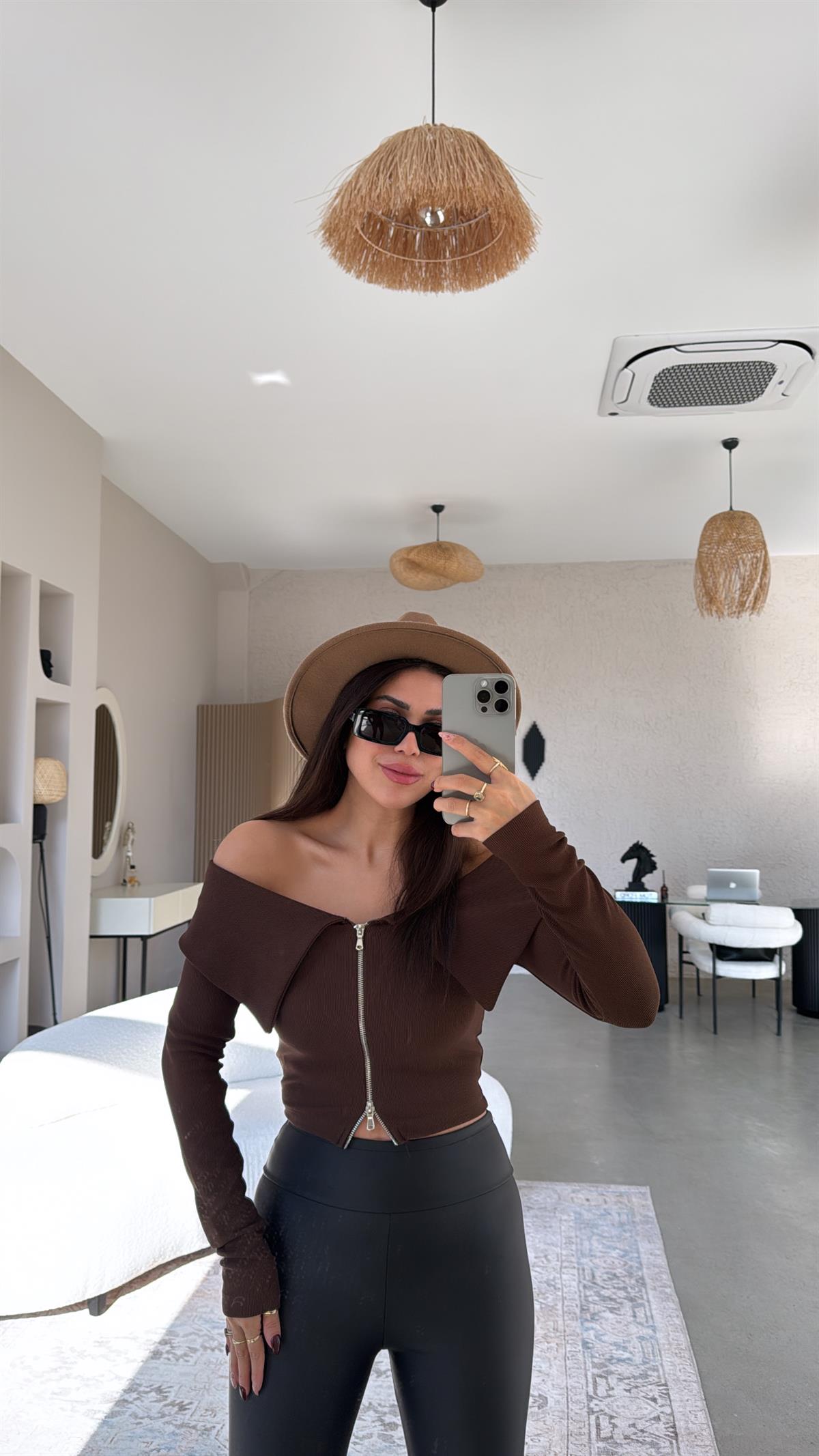 Kahverengi Fermuar Detaylı Madonna Bluz