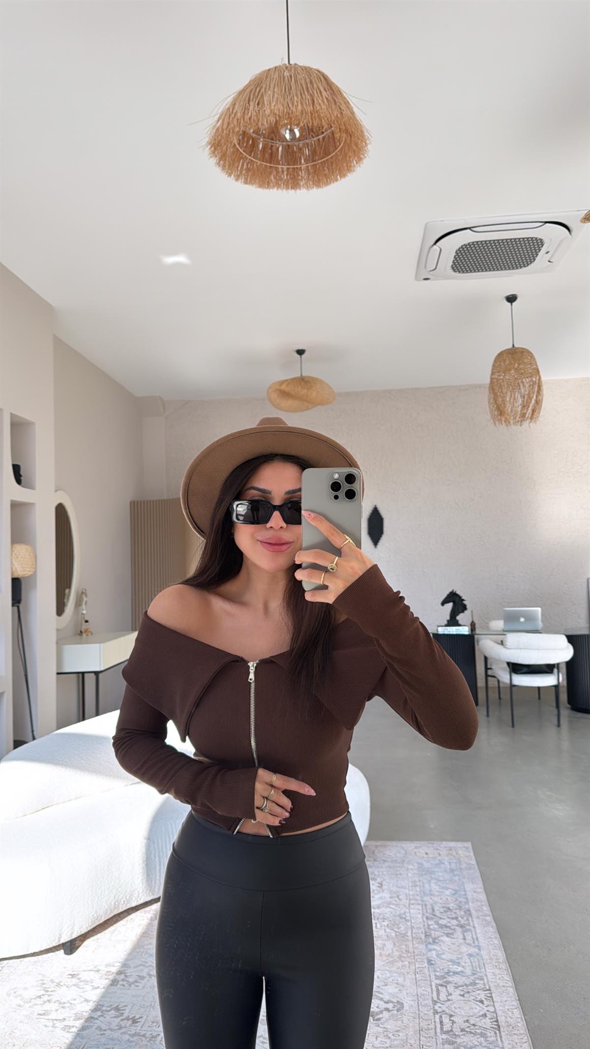 Kahverengi Fermuar Detaylı Madonna Bluz