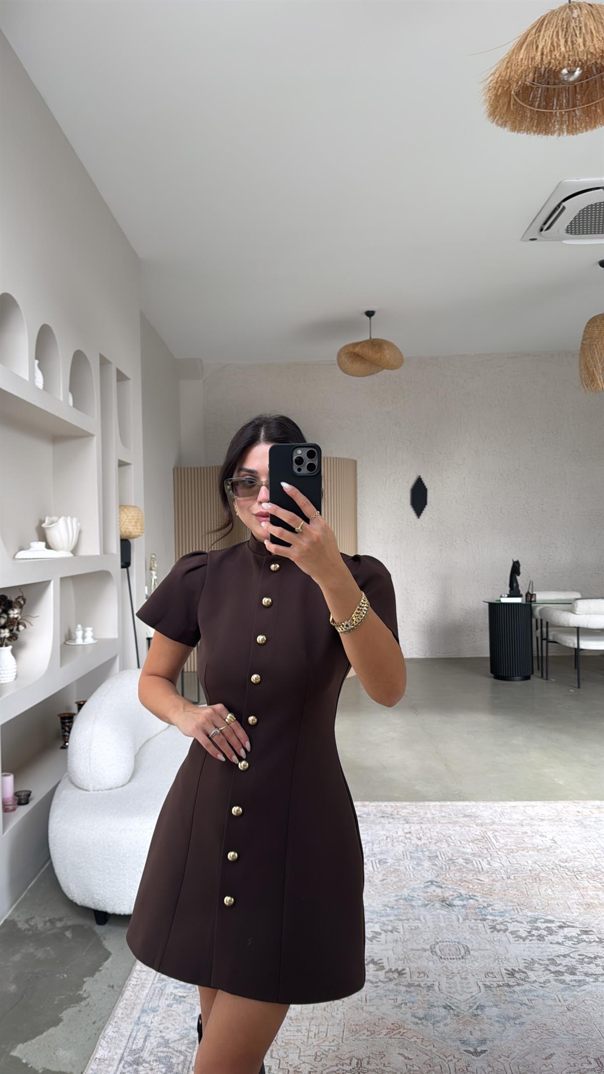 Kahverengi Gold Detaylı Tok Kumaş Premium Kalıp Elbise