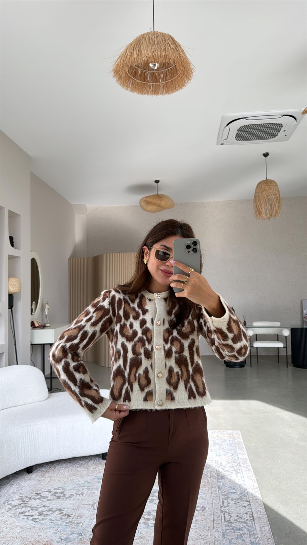 Kahverengi Sakallı Gold Düğmeli Leopar Hırka