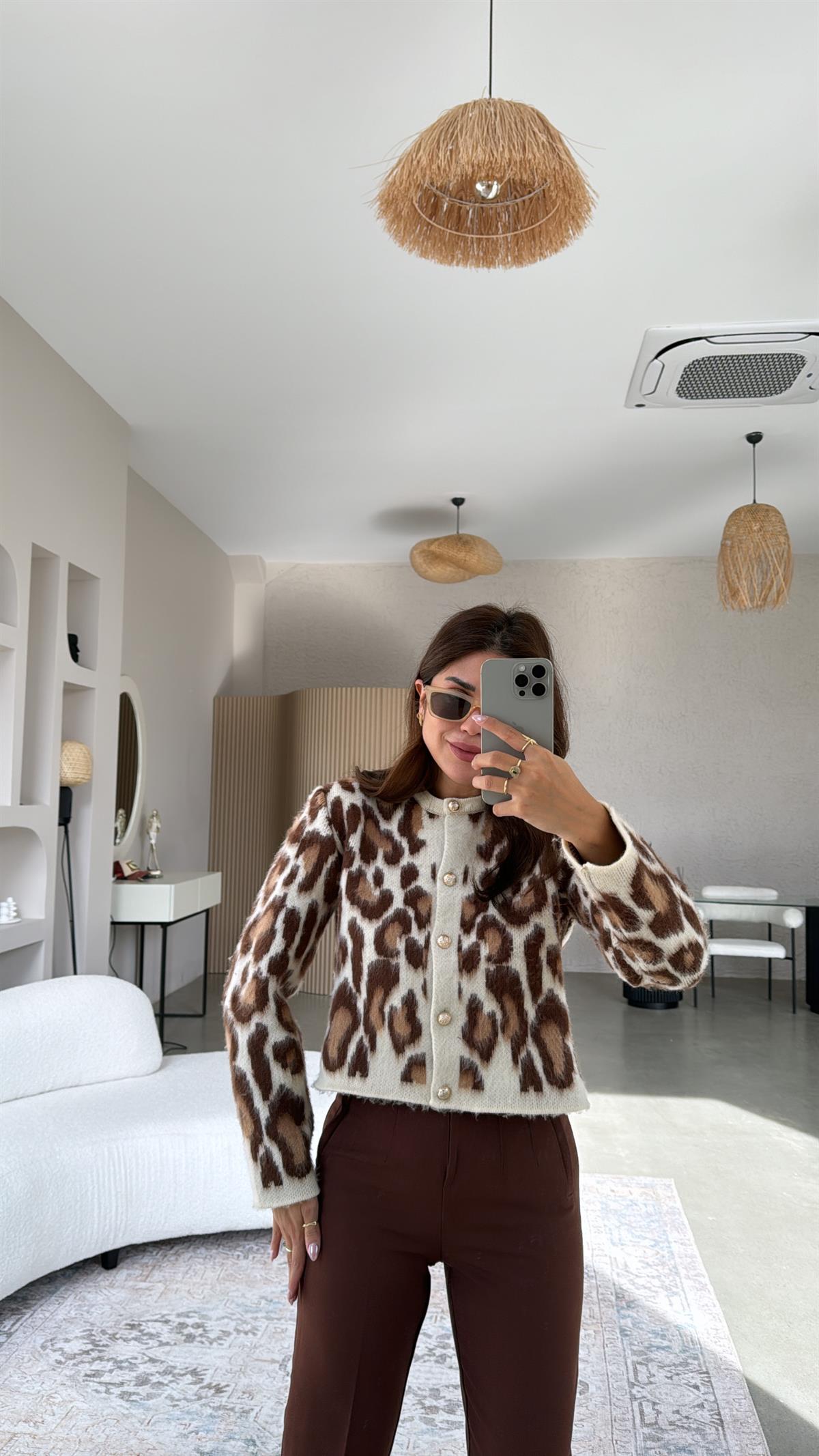 Kahverengi Sakallı Gold Düğmeli Leopar Hırka