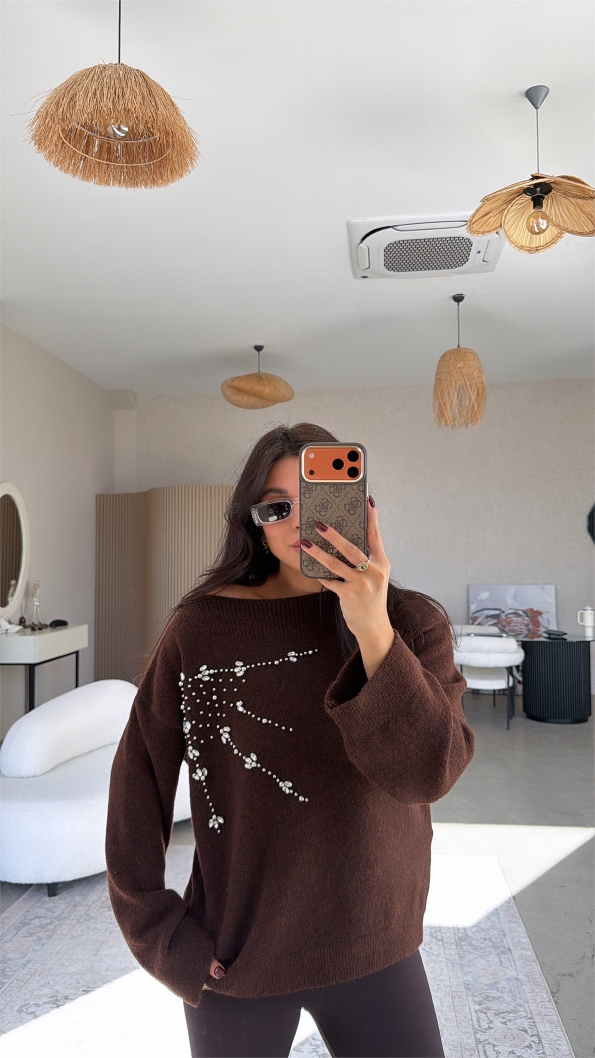 Kahverengi Taşlı Kayık Yaka Yumoş Kazak