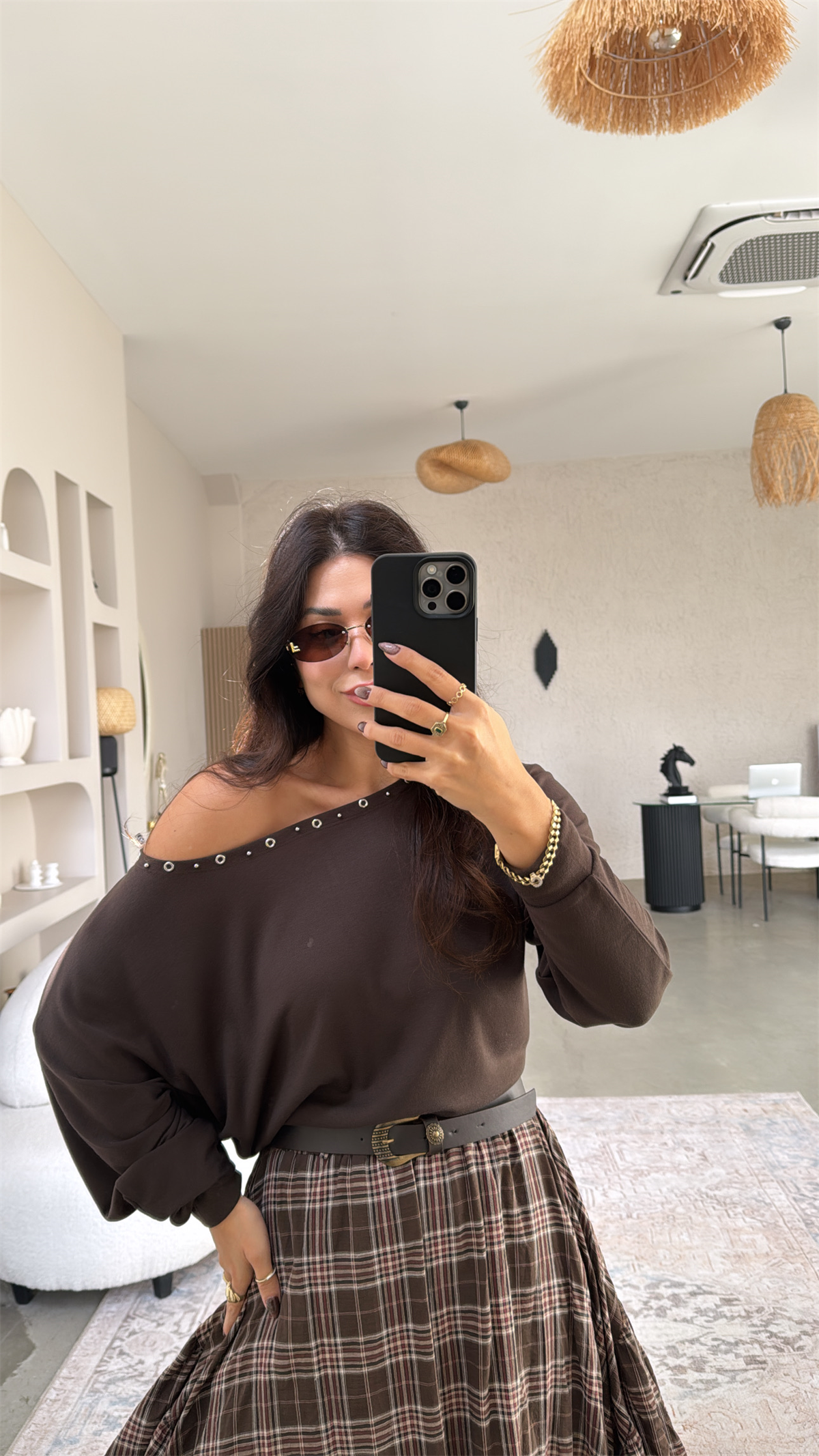Kahverengi Yaka Aksesuarlı Kayık Yaka Bluz