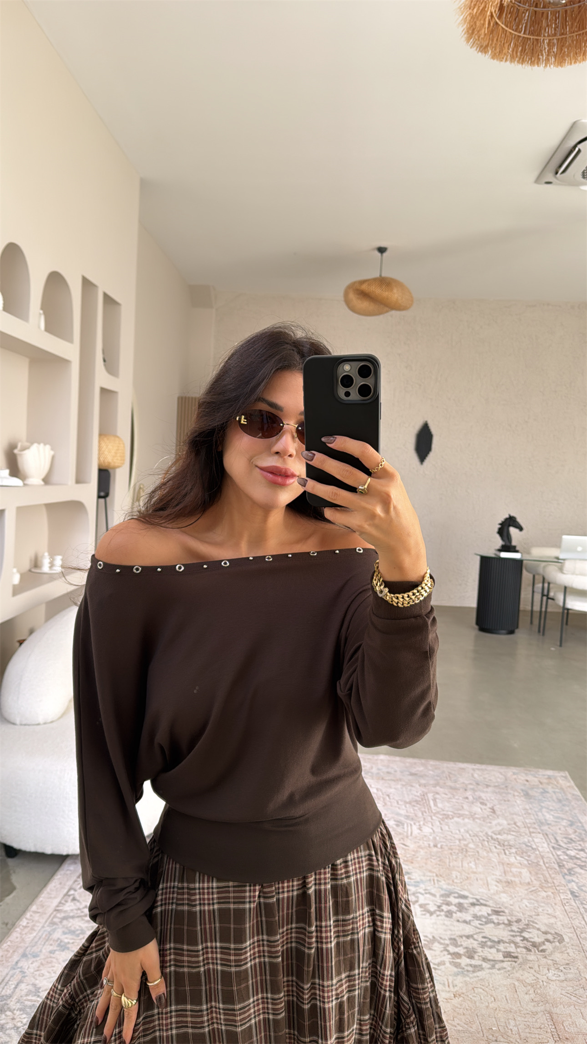 Kahverengi Yaka Aksesuarlı Kayık Yaka Bluz