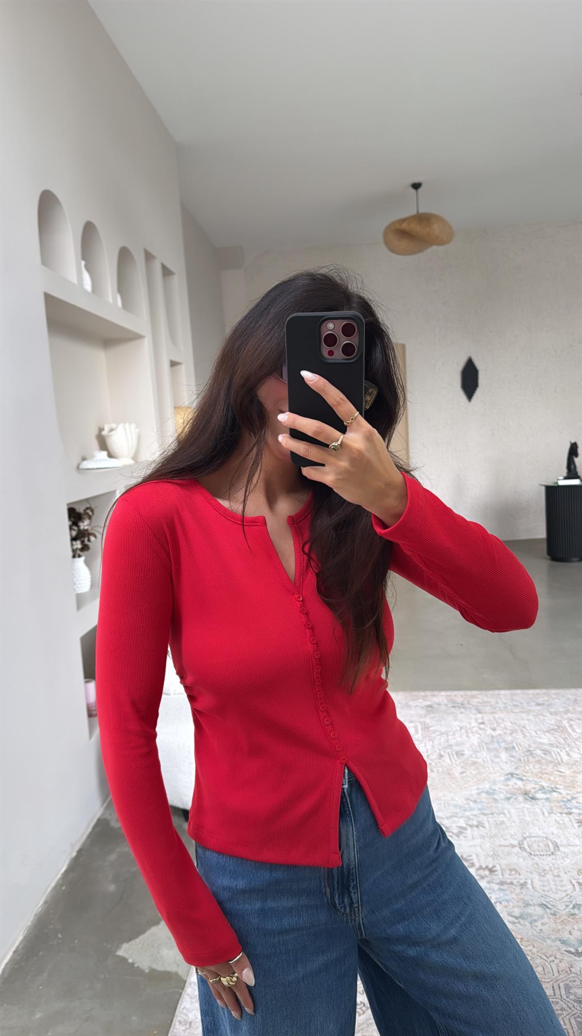 Kırmızı Düğmeli Uzun Kol Ribana Bluz