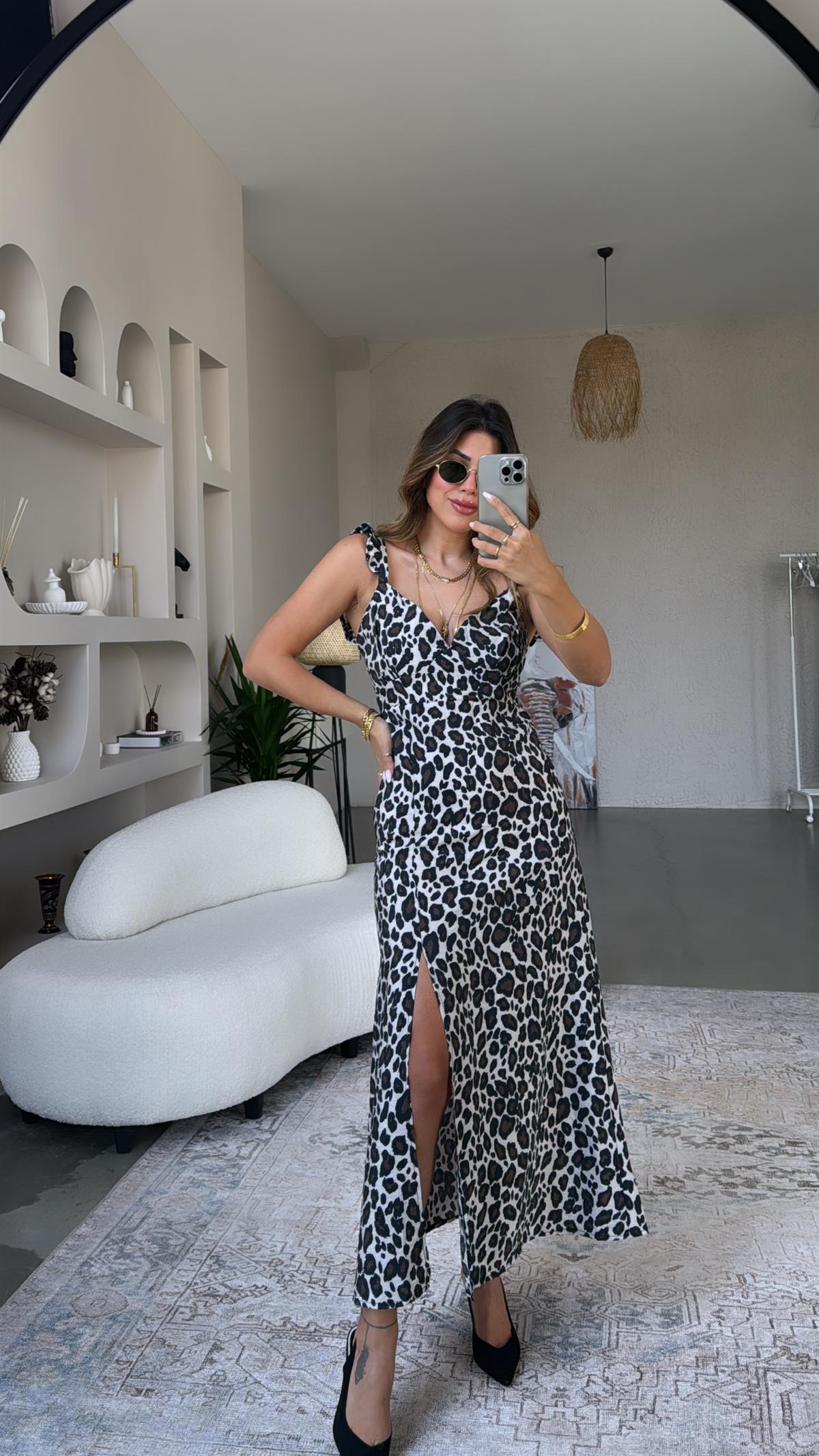 Leopar Yırtmaçlı Kolları Fırfırlı Elbise