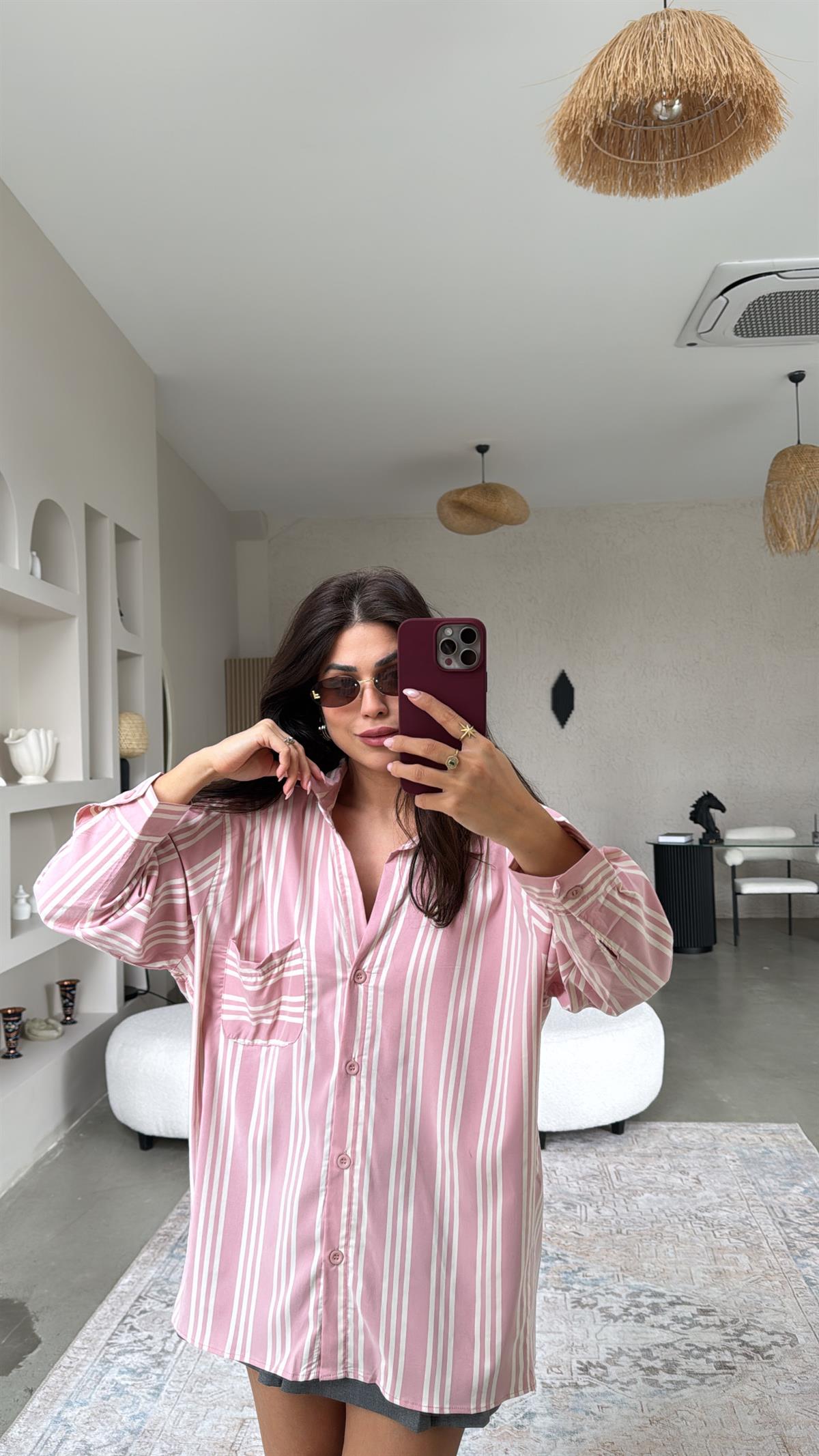 Pembe Çizgili Gömlek