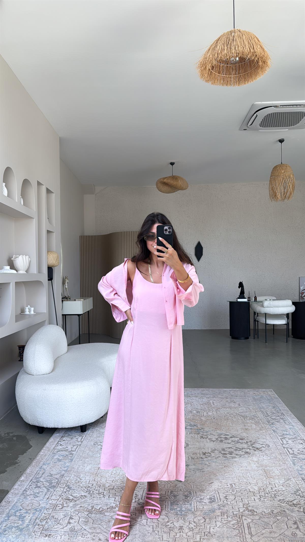 Pembe Gömlekli Askılı Tensel Elbise