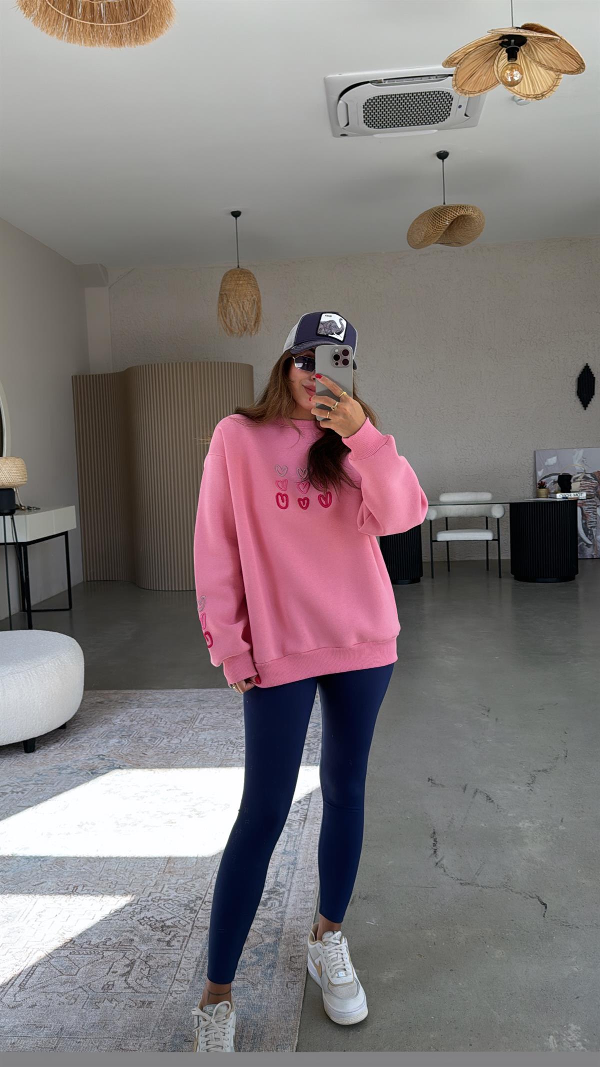 Pembe Kalp Nakışlı Şardonlu Sweatshirt