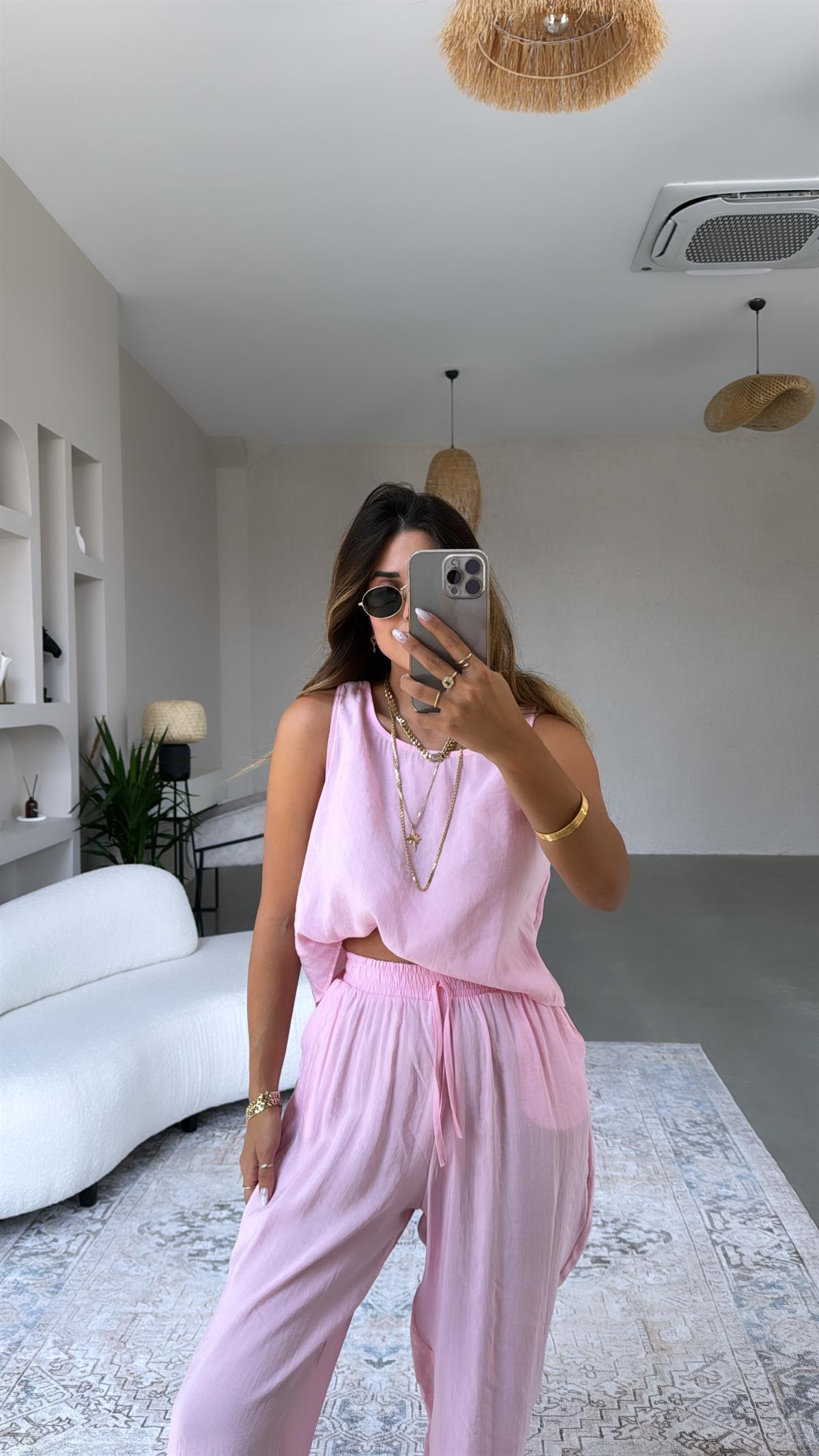 Pembe Dökümlü Tiril Kumaş Takım
