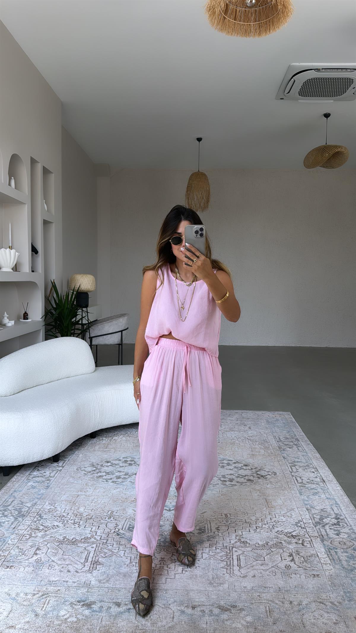Pembe Dökümlü Tiril Kumaş Takım