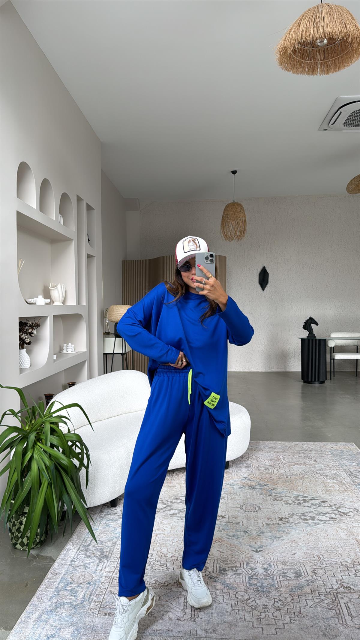 Saks Mavi Etiket Detaylı Takım