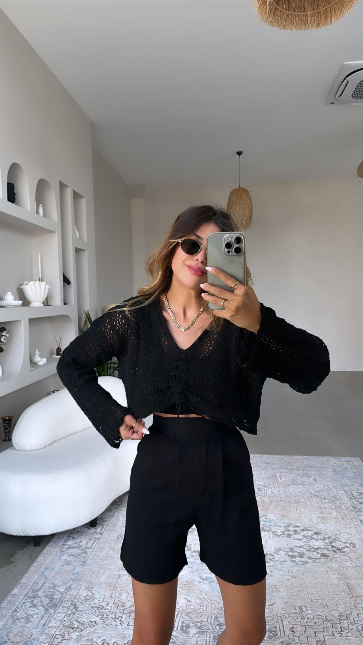 Siyah Ajurlu Büzgülü Crop Triko