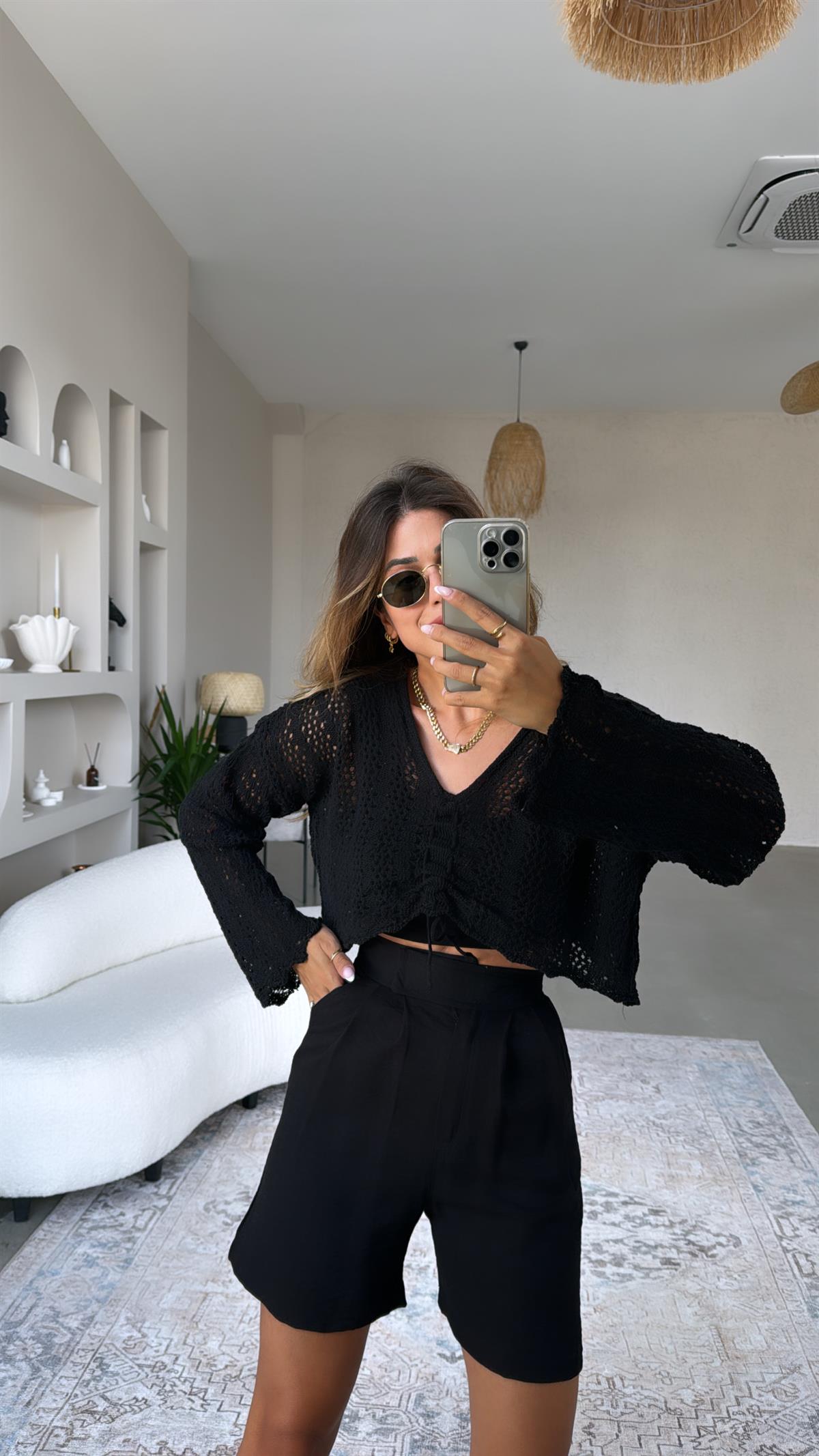 Siyah Ajurlu Büzgülü Crop Triko