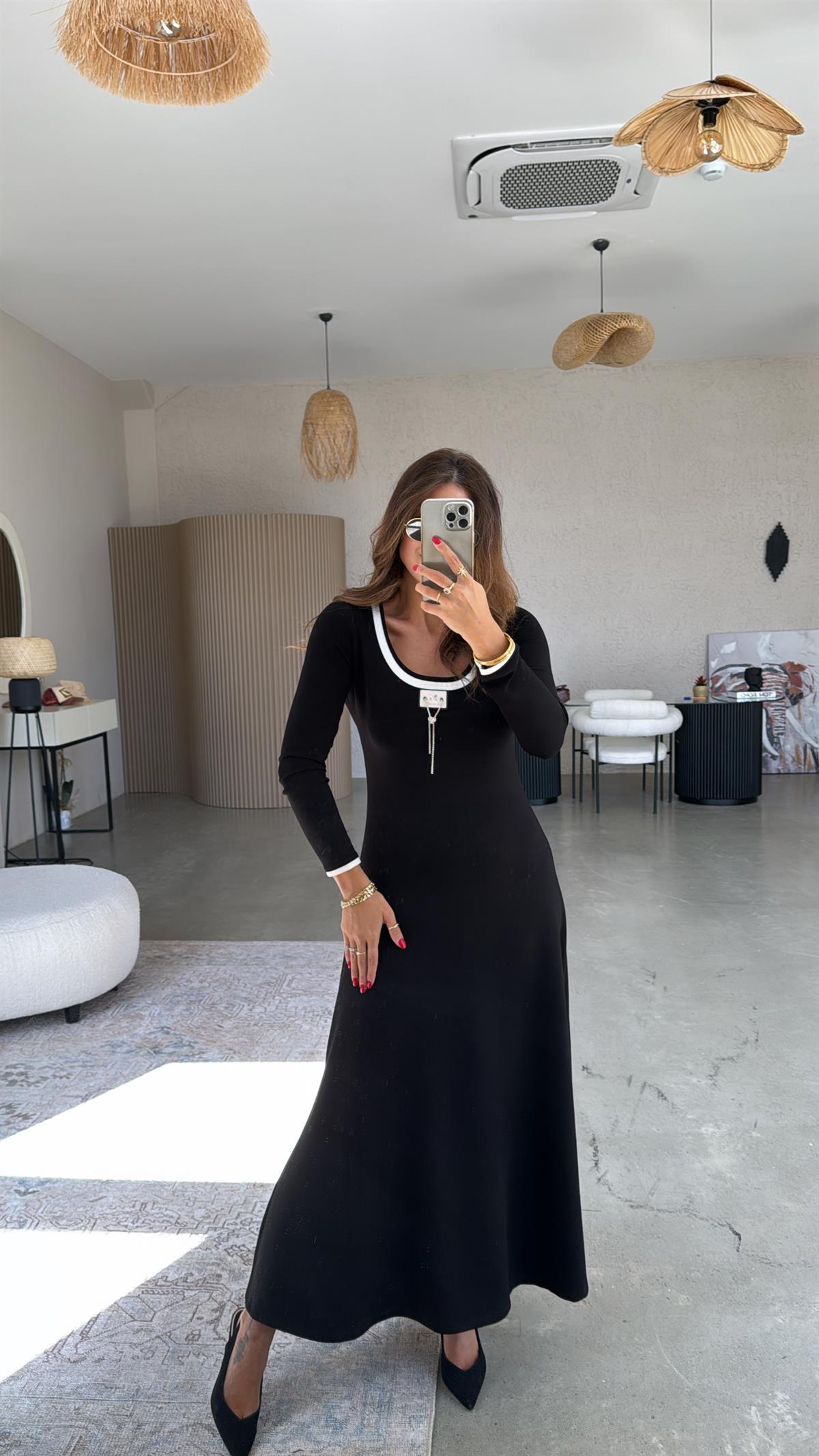 Siyah Aksesuarlı Uzun Kol Elbise