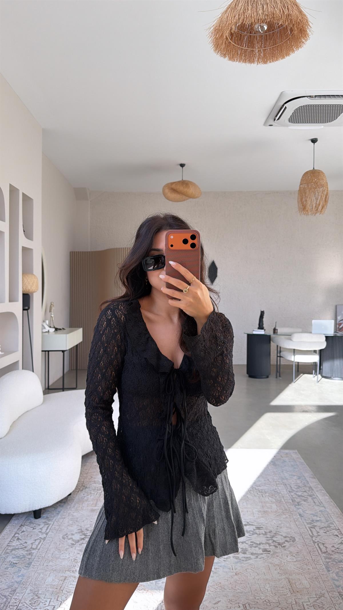 Siyah Bağcıklı Fırfırlı Dantel Bluz