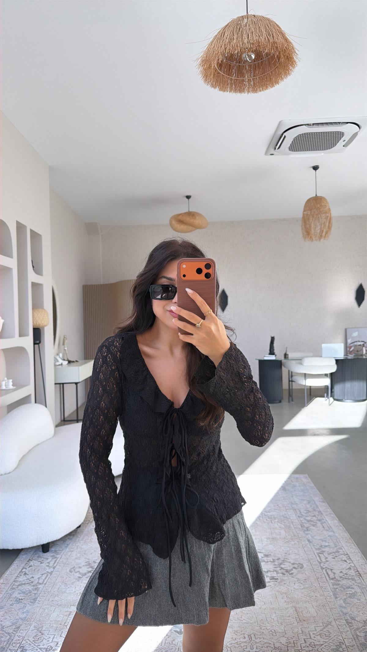 Siyah Bağcıklı Fırfırlı Dantel Bluz